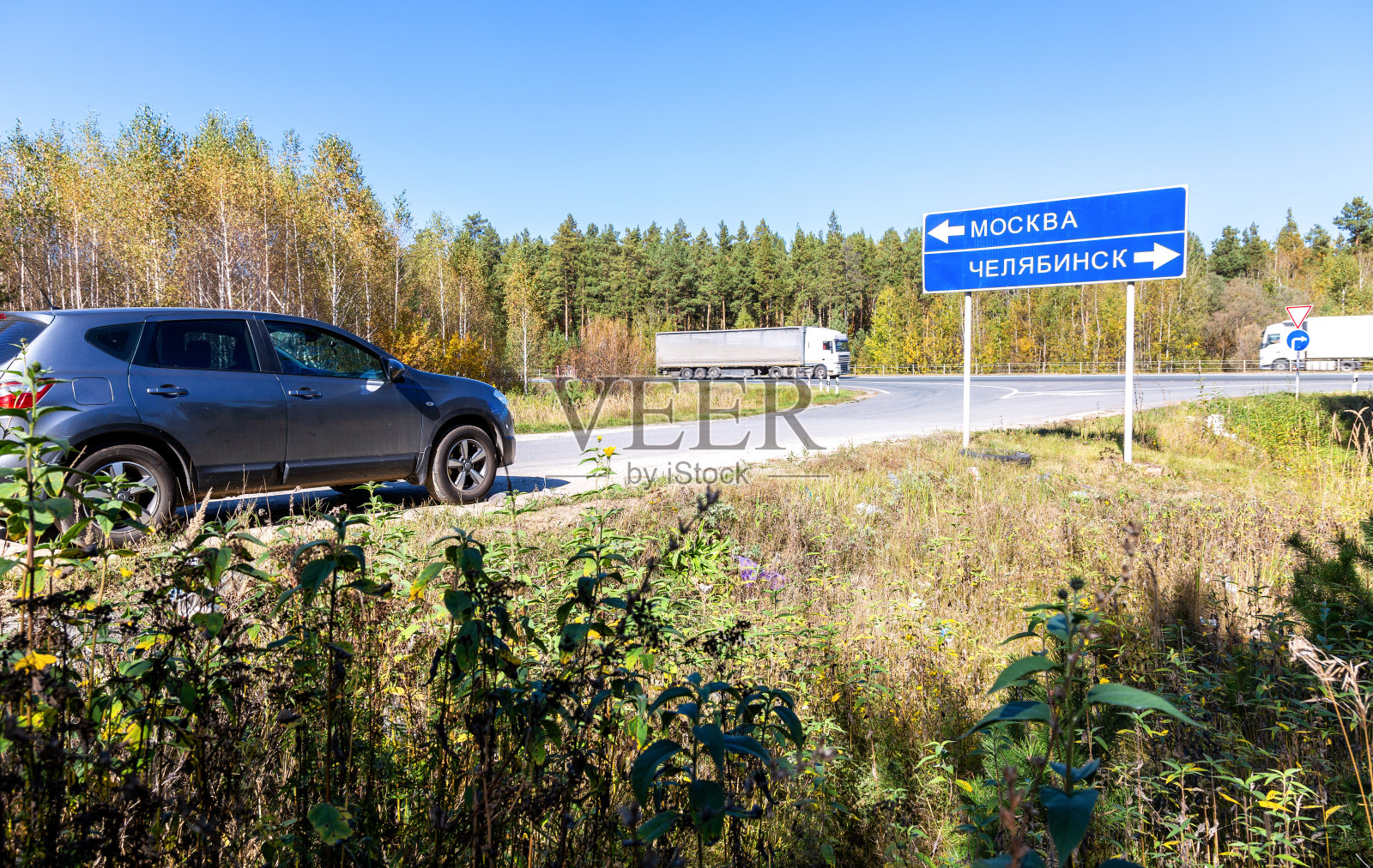夏季通往莫斯科-车里雅宾斯克的M5乌拉尔高速公路上的方向路标。俄文:莫斯科,车里雅宾斯克照片摄影图片