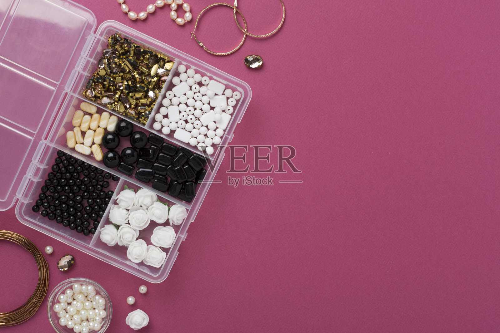 工具和珠子制作手工珠宝彩色背景，俯视图照片摄影图片