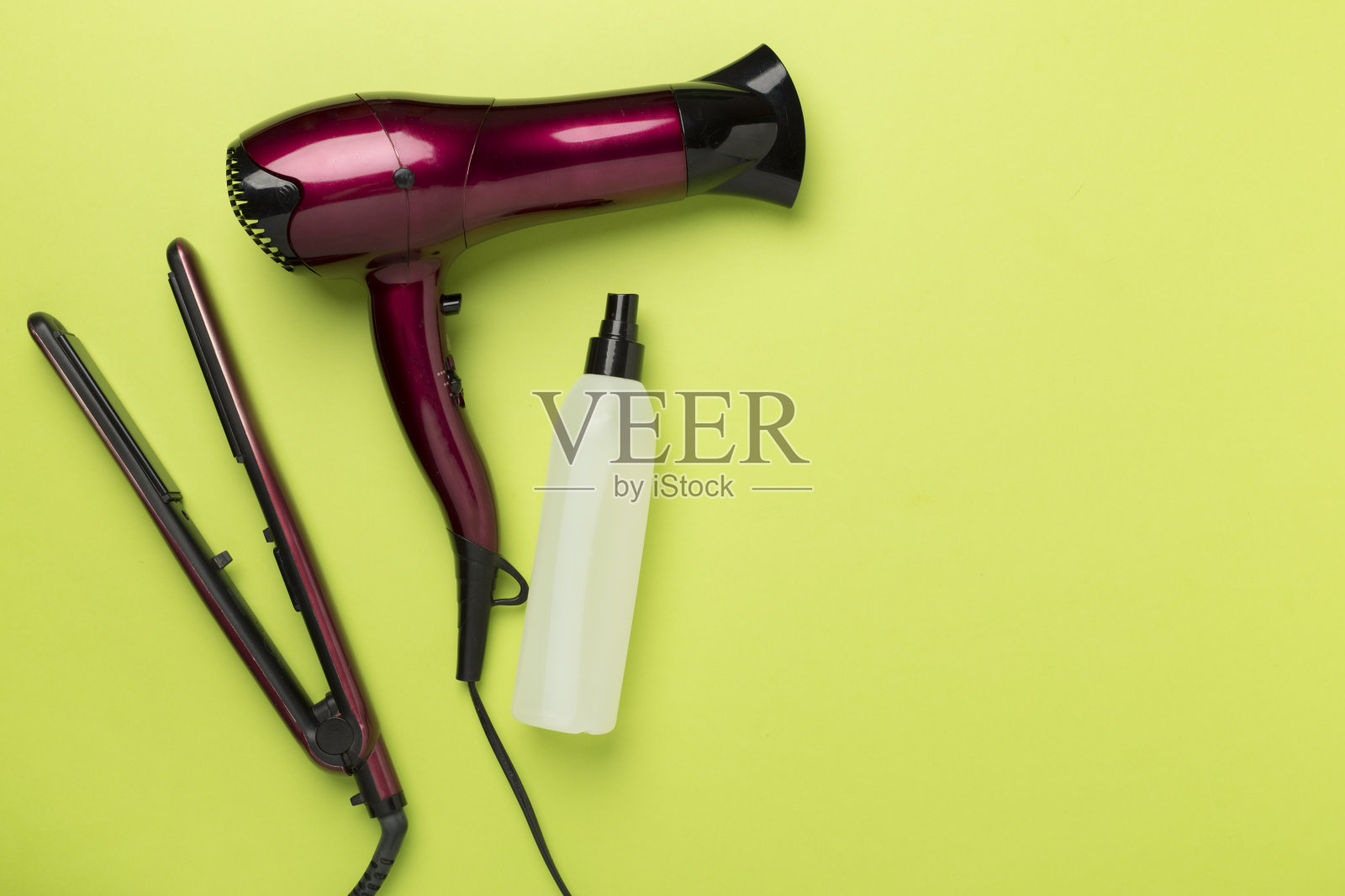 头发工具与热保护的颜色背景，顶部，视图照片摄影图片