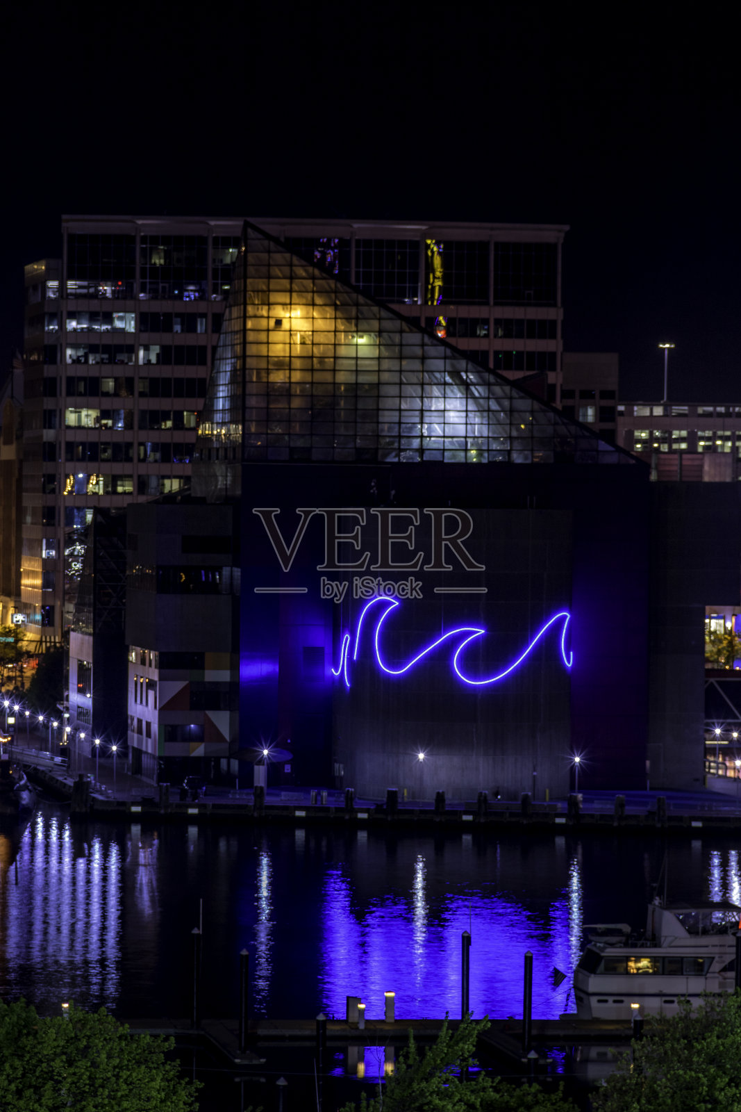 从马里兰州巴尔的摩市联邦山上看国家水族馆的夜景照片摄影图片