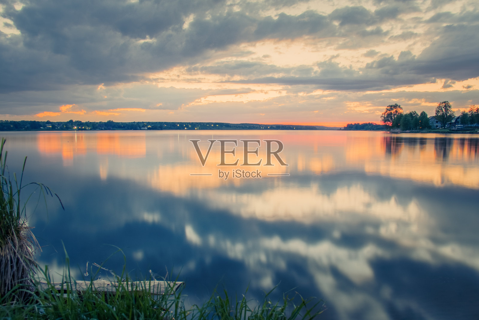 宁静的日落倒影照片摄影图片