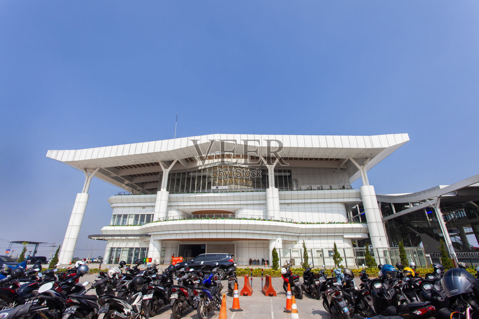 位于印度尼西亚万隆市的Tegalluar车站大楼，为雅加达-万隆“呼啸”高速列车提供服务。这是一种连接印尼两个主要城市的新型现代交通方式。照片摄影图片