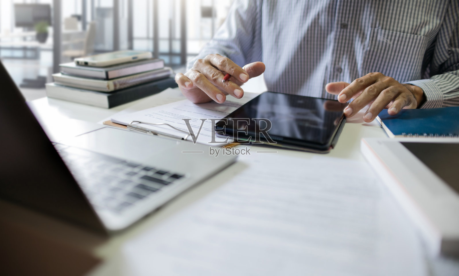 在办公桌上工作的商人照片摄影图片