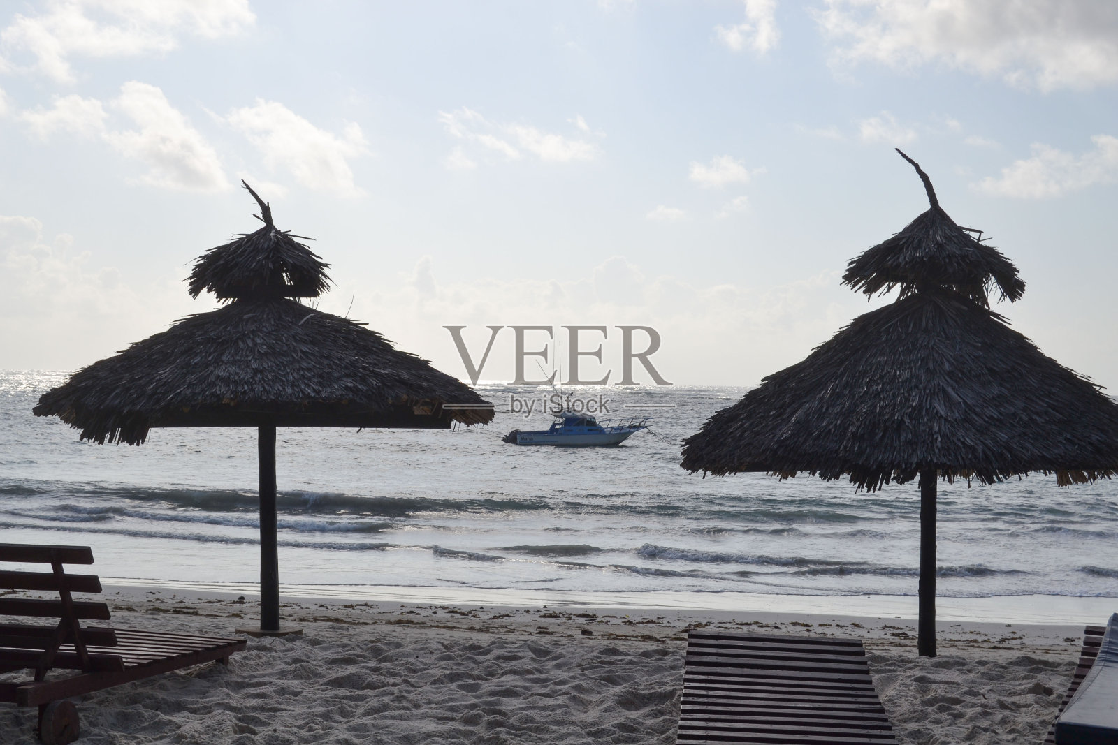 天堂般的沙滩，白色的沙滩和棕榈树在肯尼亚照片摄影图片