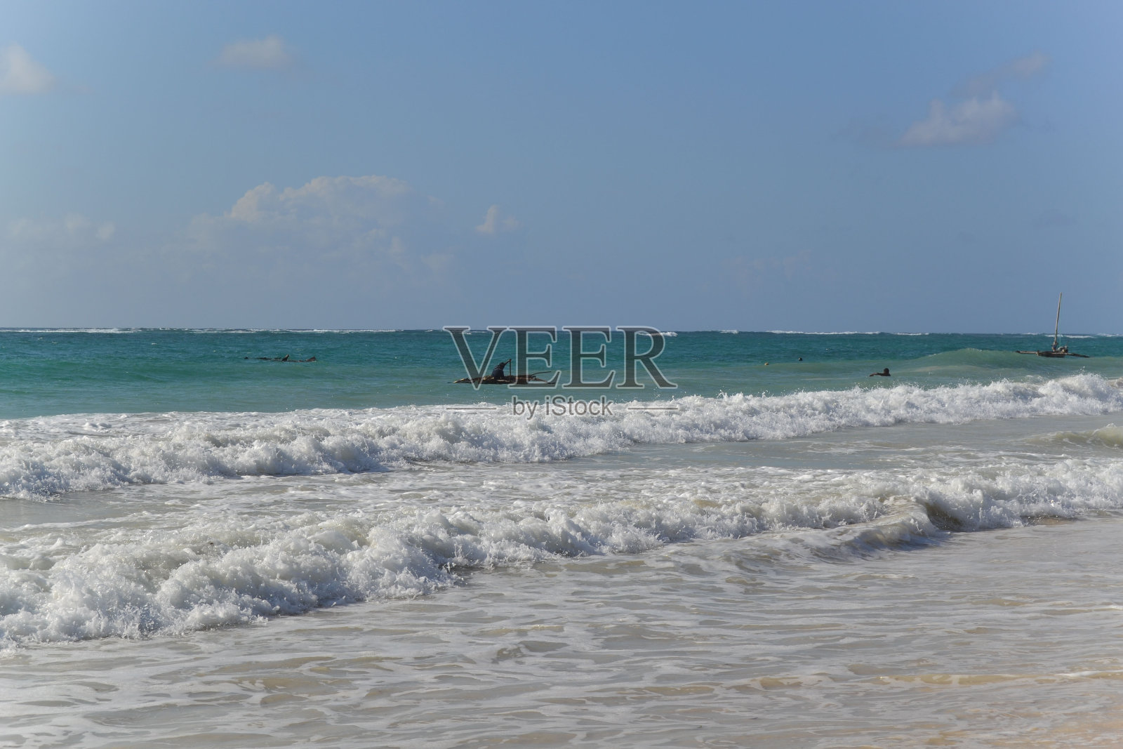 天堂般的沙滩，白色的沙滩和棕榈树在肯尼亚照片摄影图片