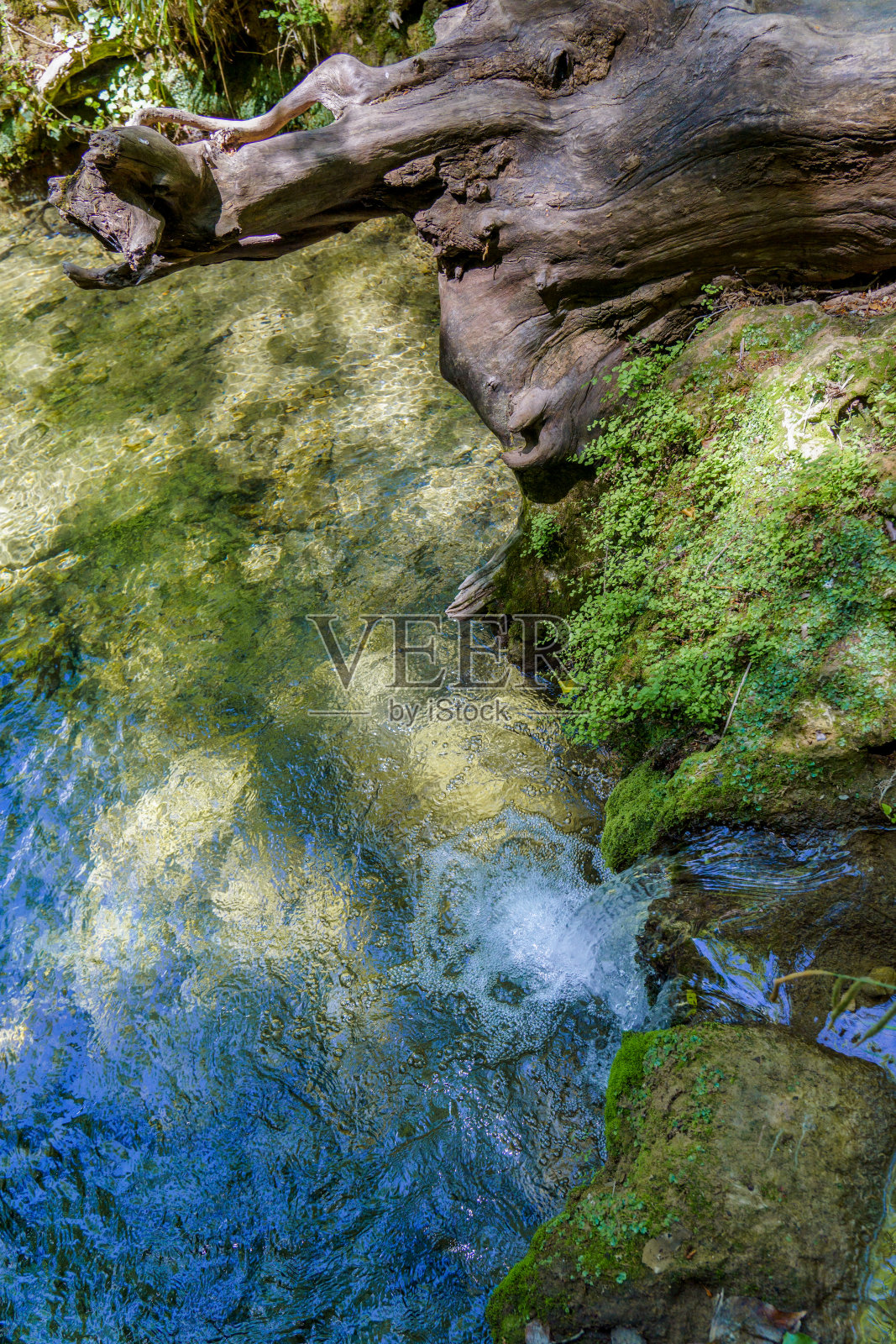 瀑布在清澈的山涧照片摄影图片