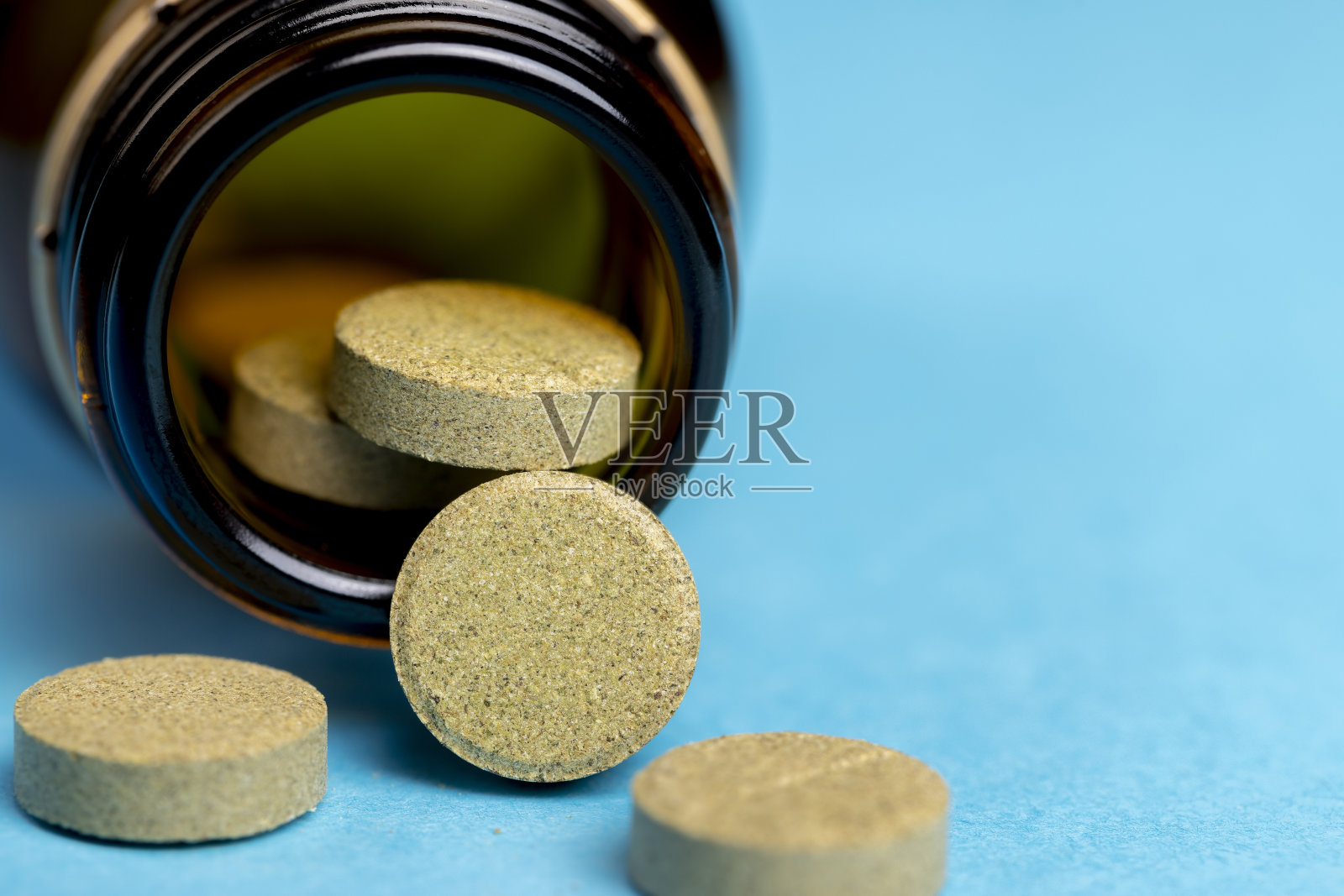 天然药物丸与草药和天然成分照片摄影图片