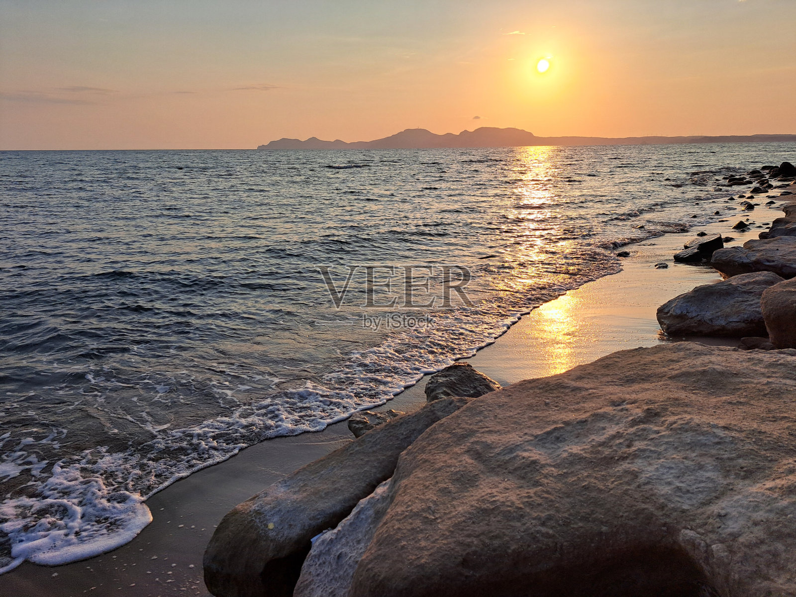 海滩上的日落照片摄影图片