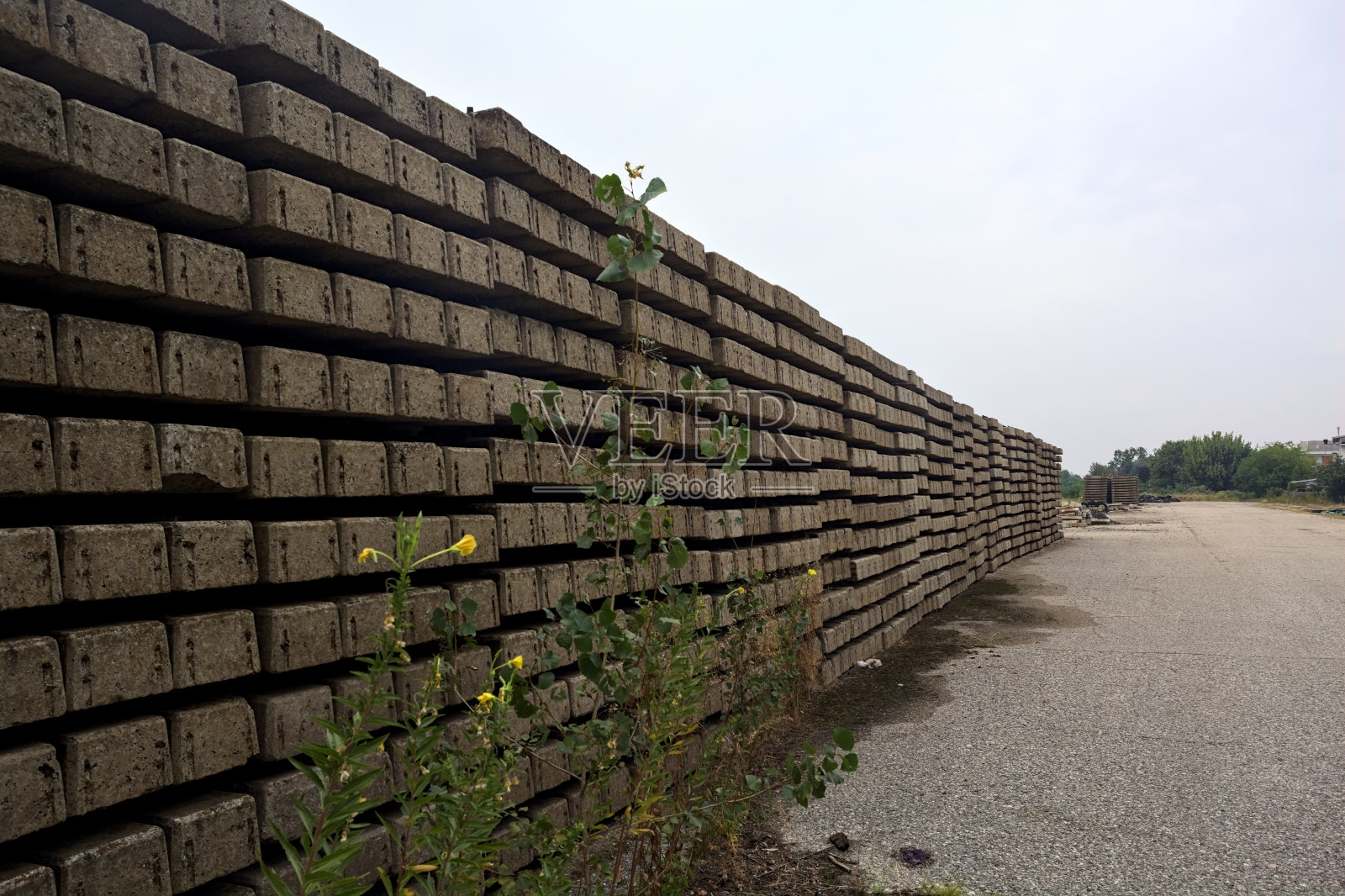 阴天的意大利乡村，空地上堆满了建筑设备照片摄影图片