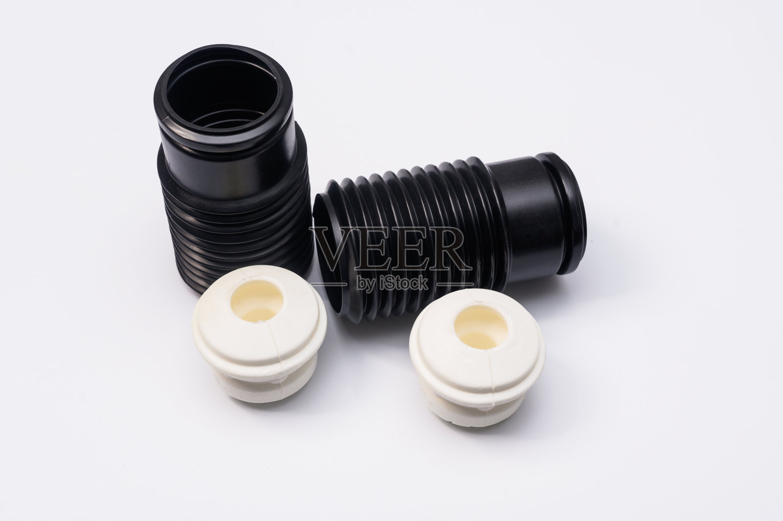 汽车减震器的保护罩和灰尘和污垢凸起在白色背景上突出显示。照片摄影图片