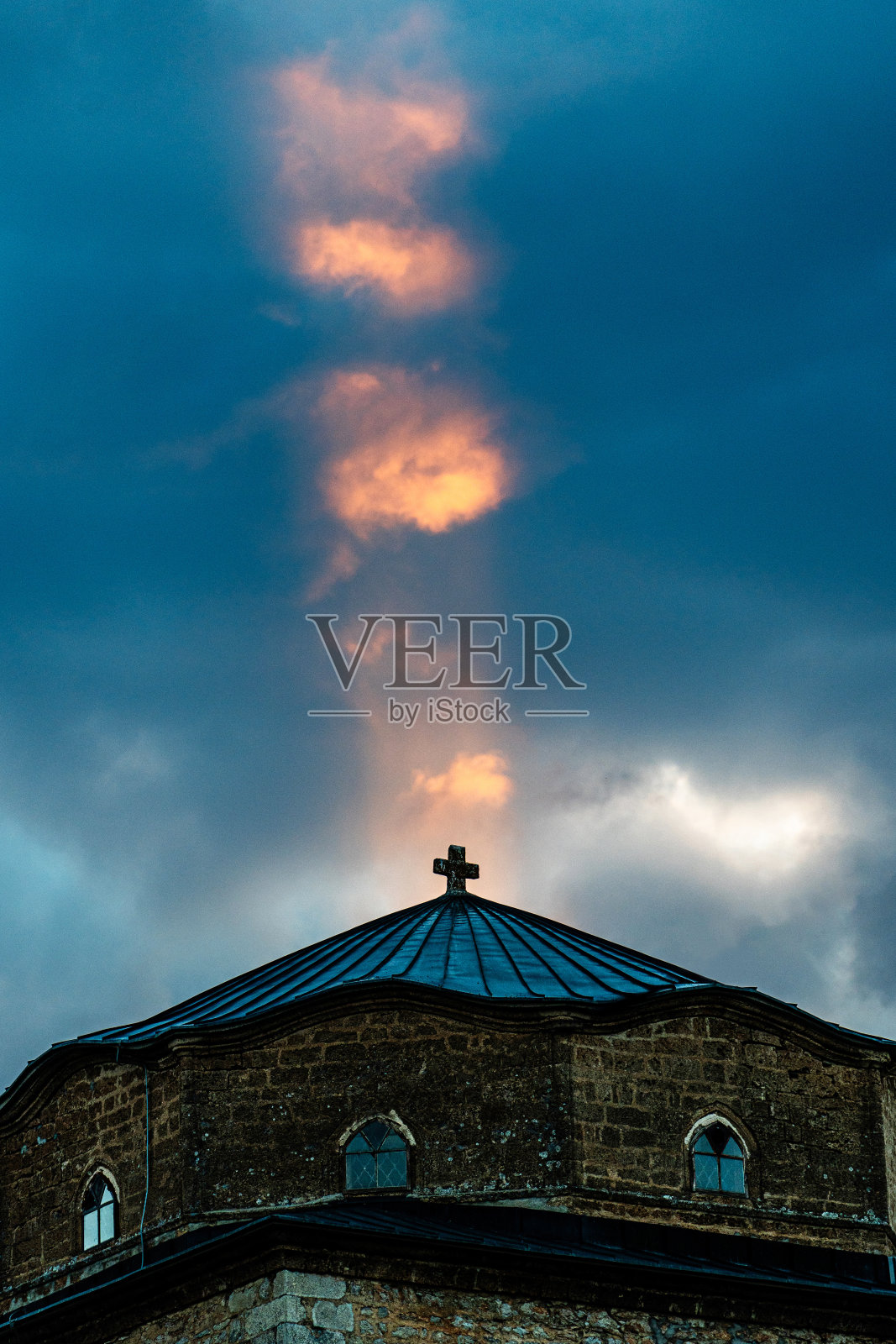 阳光透过教堂十字架上的云照片摄影图片