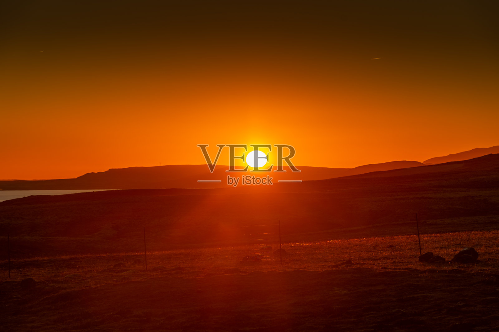 冰岛荒凉荒凉的土地上壮观的日出照片摄影图片