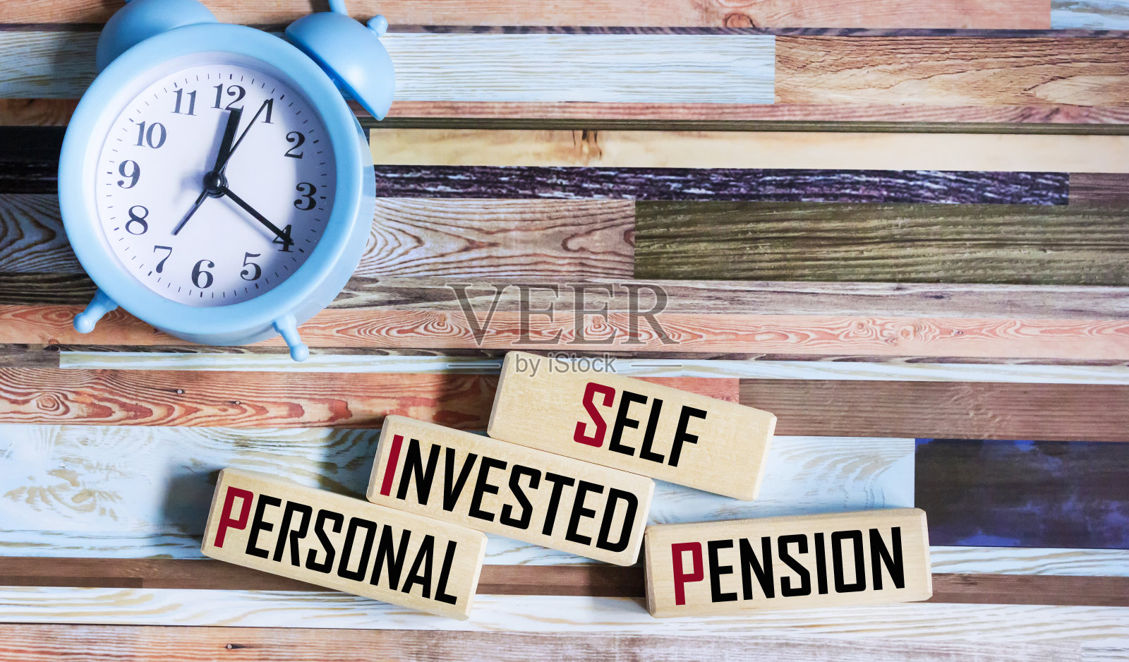 自投资个人养老金SIPP纸上的木块照片摄影图片