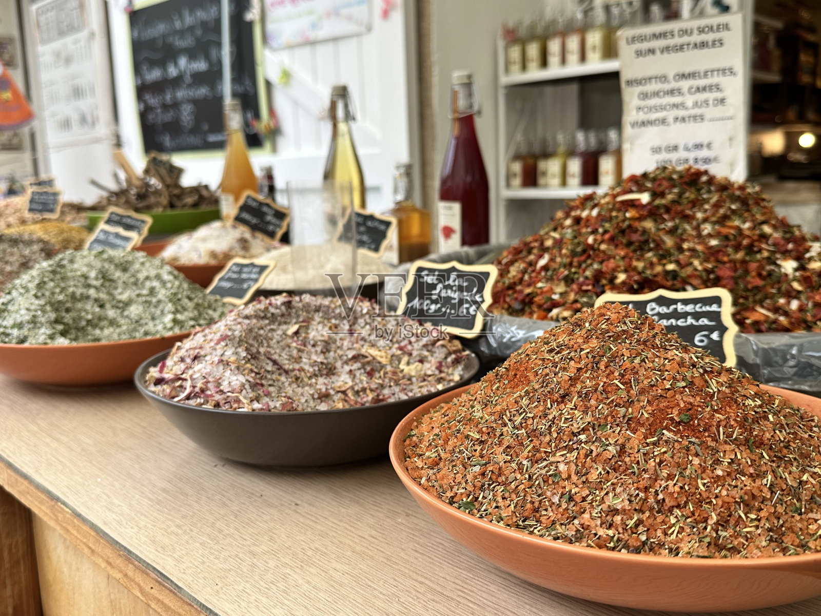 法国市场里的香料照片摄影图片