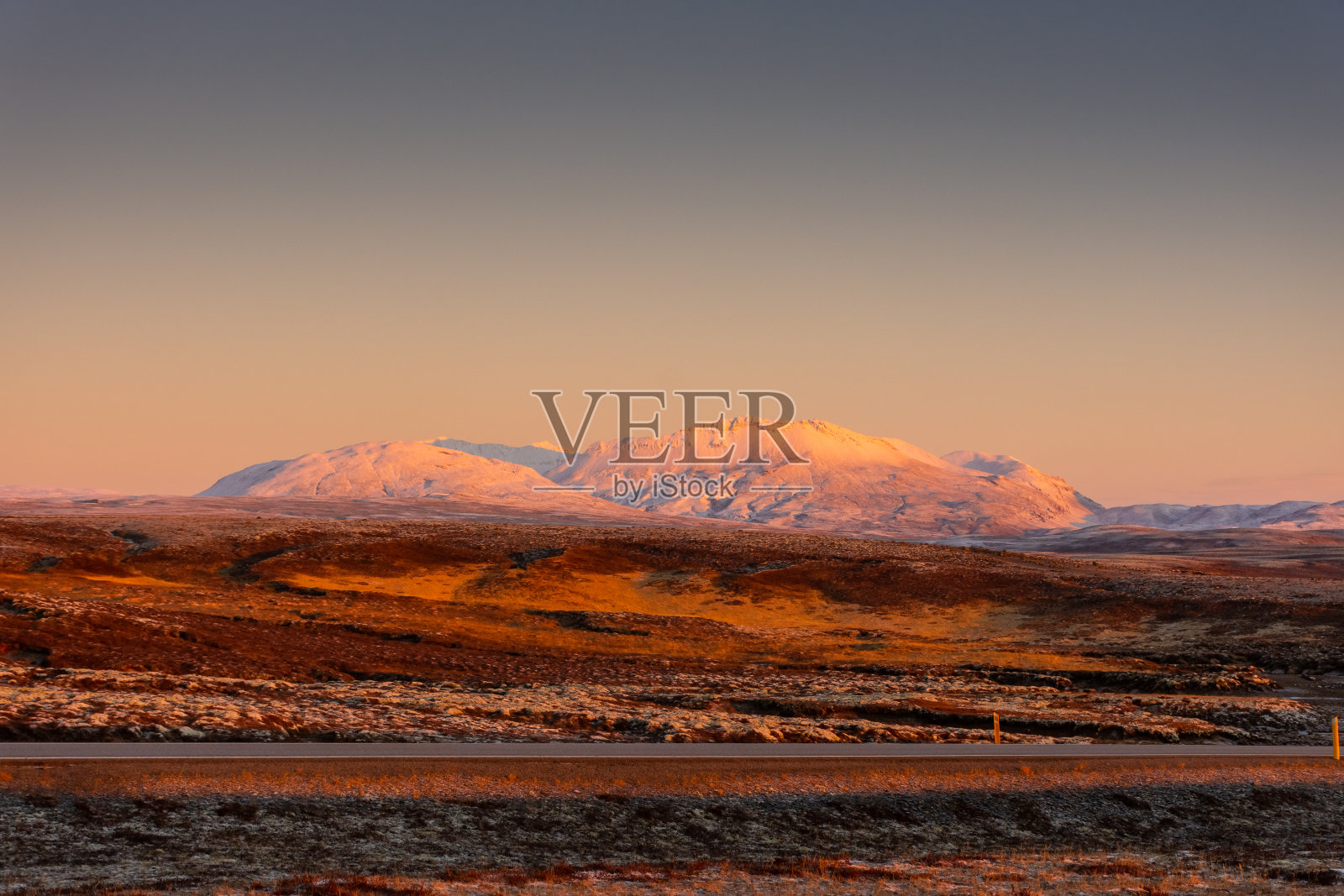 冰岛最高的山峰Hvannadalshnjúkur，日出时照片摄影图片