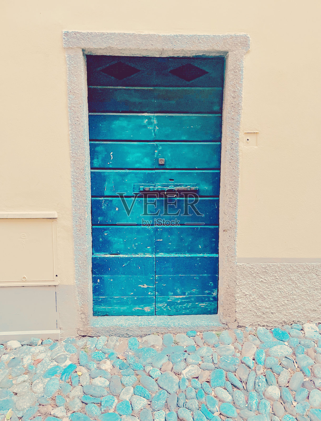 令人惊叹的绿松石门沿石路在一个沿海城镇照片摄影图片