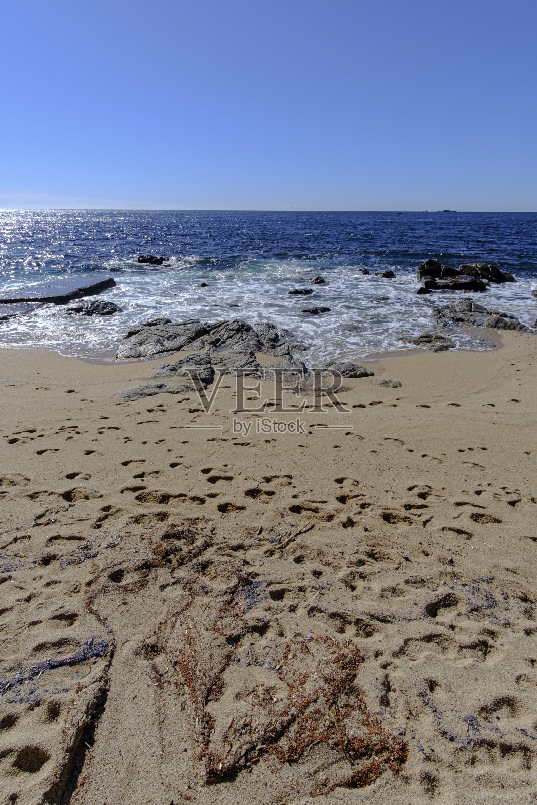 沙滩景观与一些岩石在一个安静的地中海度假场景在布拉瓦海岸，加泰罗尼亚照片摄影图片