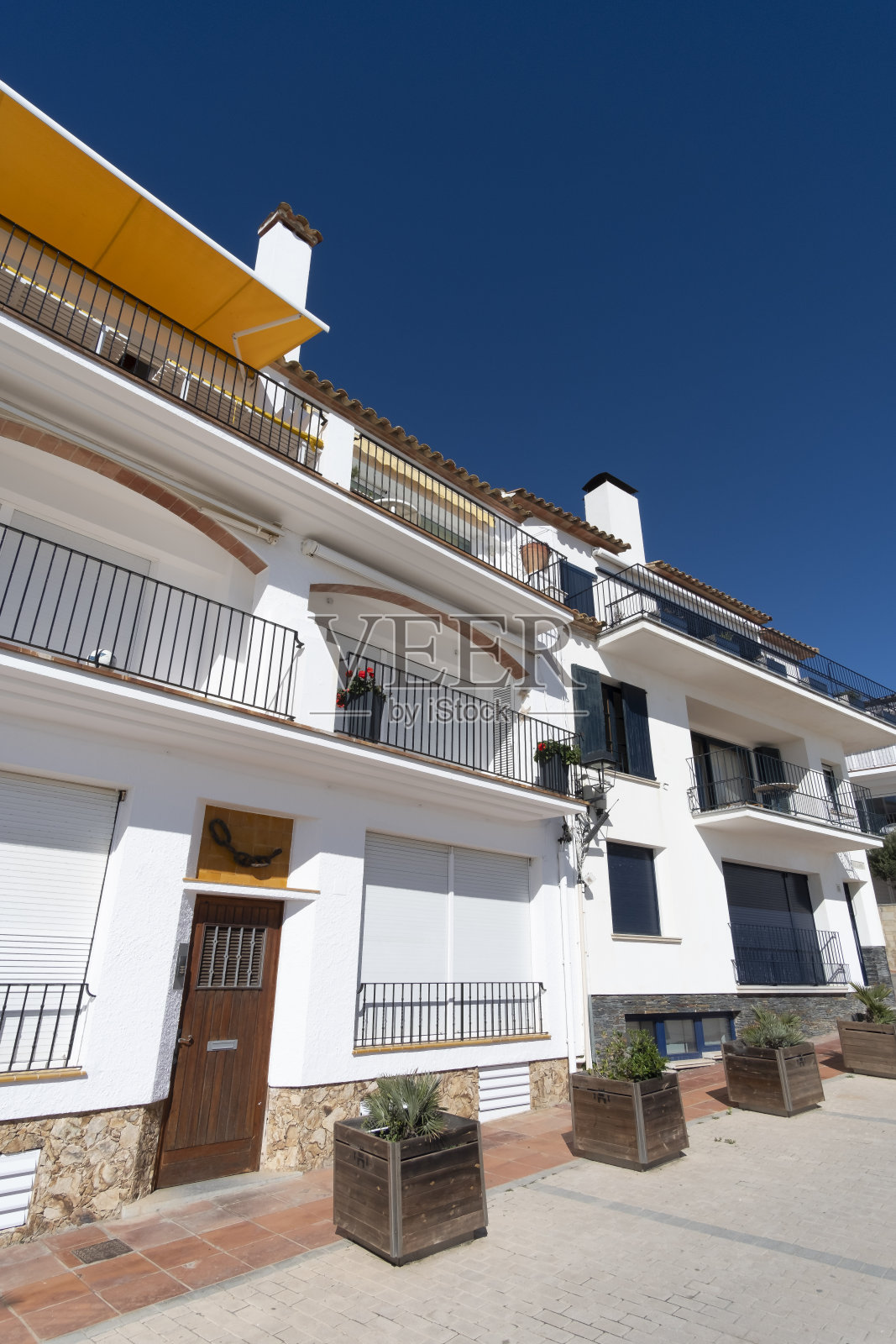 白色的公寓建筑与阳台在地中海沿岸的蓝天照片摄影图片