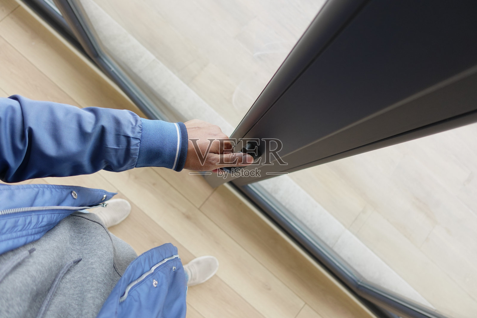 清晨在家用手打开灰色的塑料PVC窗照片摄影图片