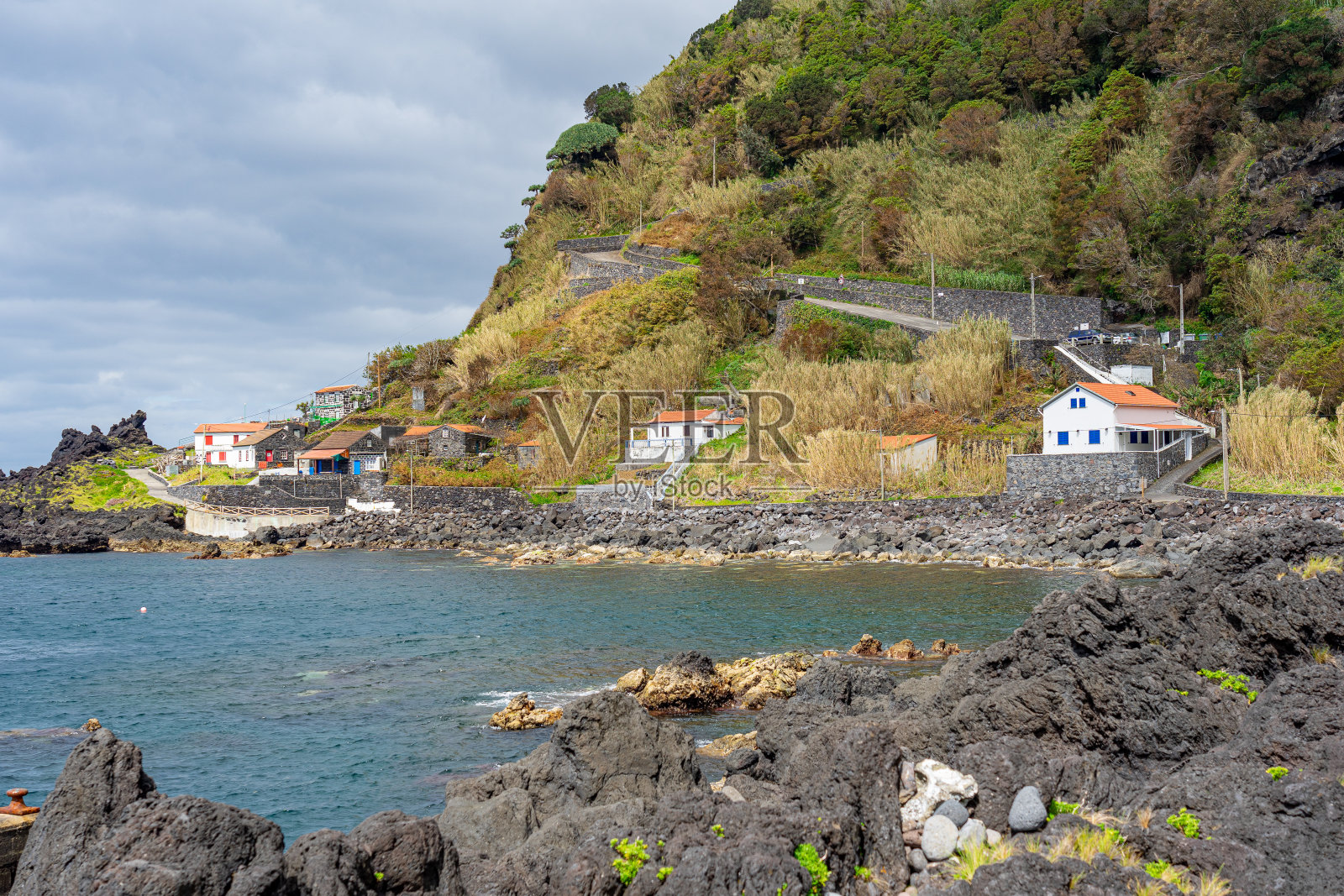 在海边的Fajã das Almas的典型住宅。豪尔赫岛-亚速尔群岛-葡萄牙照片摄影图片