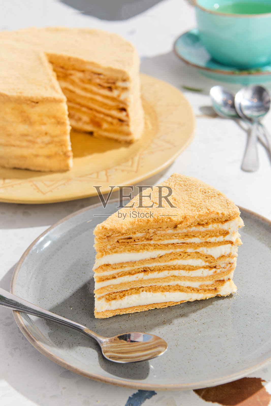 梅多维克蜂蜜蛋糕片在盘子上的特写，背景是整个蛋糕照片摄影图片