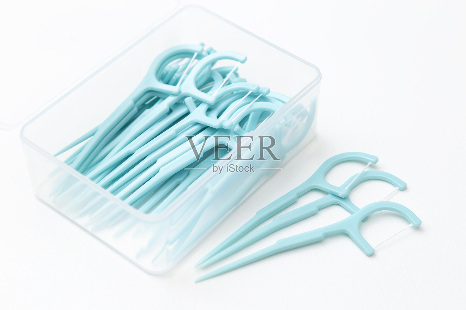 白色背景的牙线。照片摄影图片