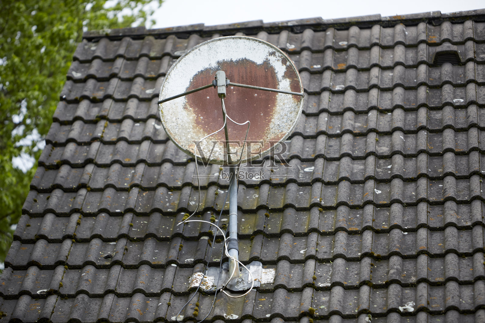 屋顶上生锈的旧卫星天线照片摄影图片