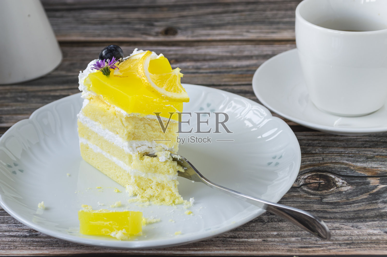 盘子里的烤柠檬蛋糕照片摄影图片