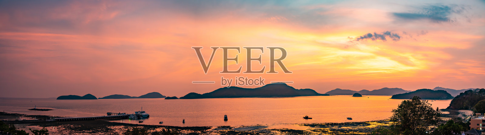 泰国普吉岛，夕阳下的潘瓦角海滩照片摄影图片