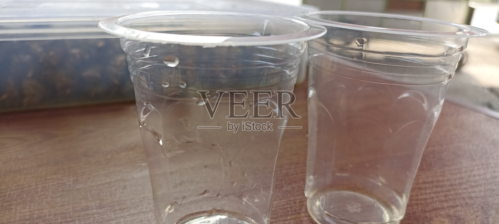 桌子上有两个塑料杯照片摄影图片