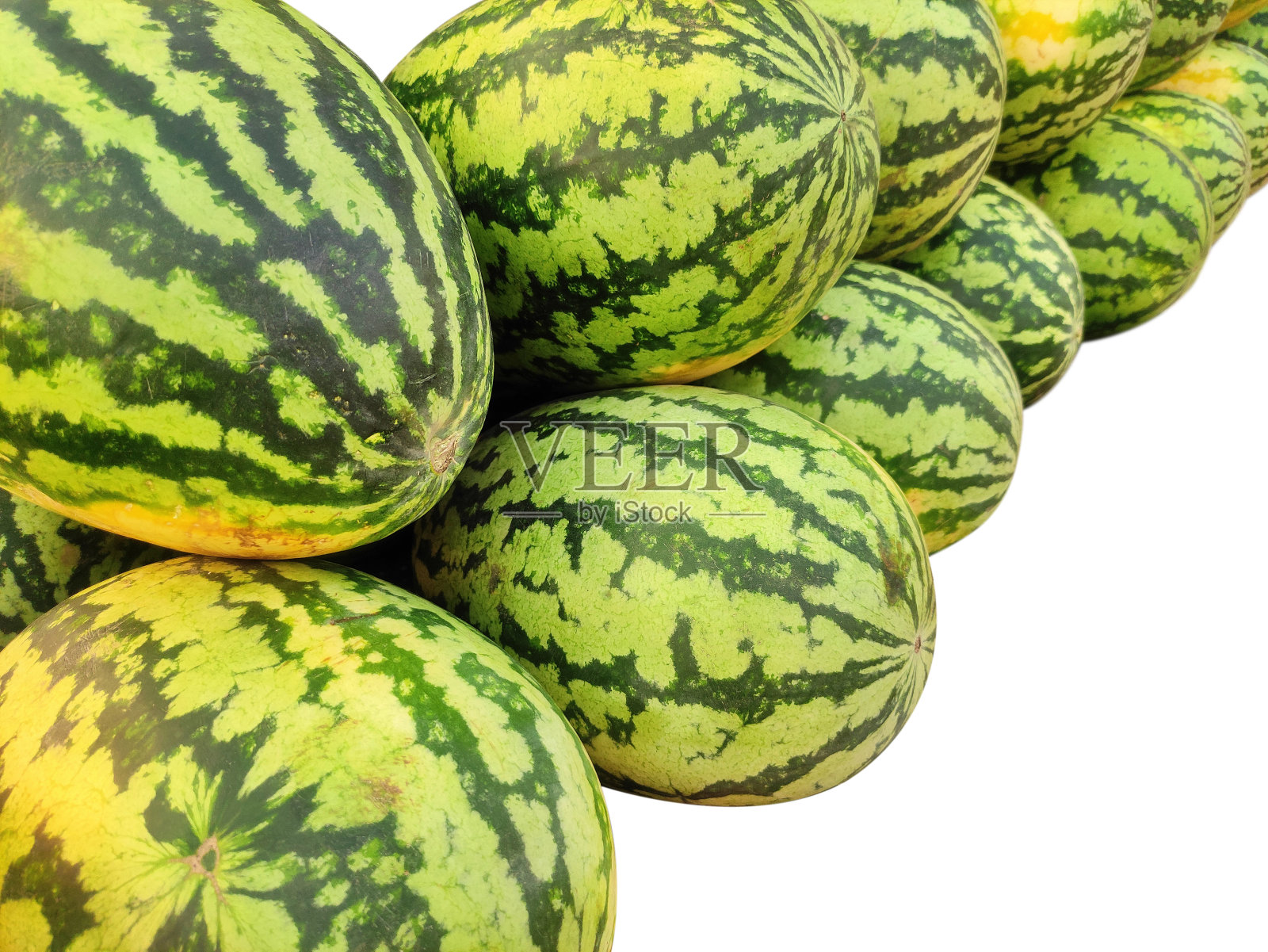 切出的水平图像堆成熟多汁异国情调清爽成熟的夏季水果绿色斑点条纹整个西瓜隔离在白色透明的背景，健康素食清爽补水饱足美味的超级食品照片摄影图片