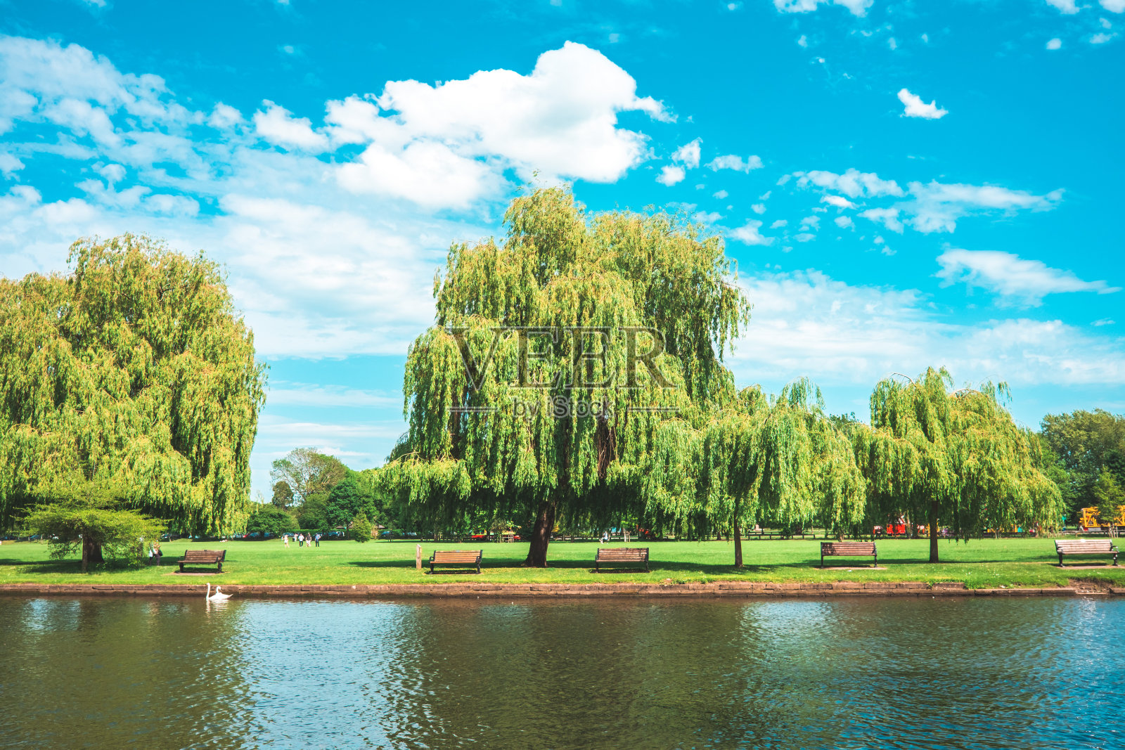英国埃文河畔斯特拉特福德的河流景观照片摄影图片
