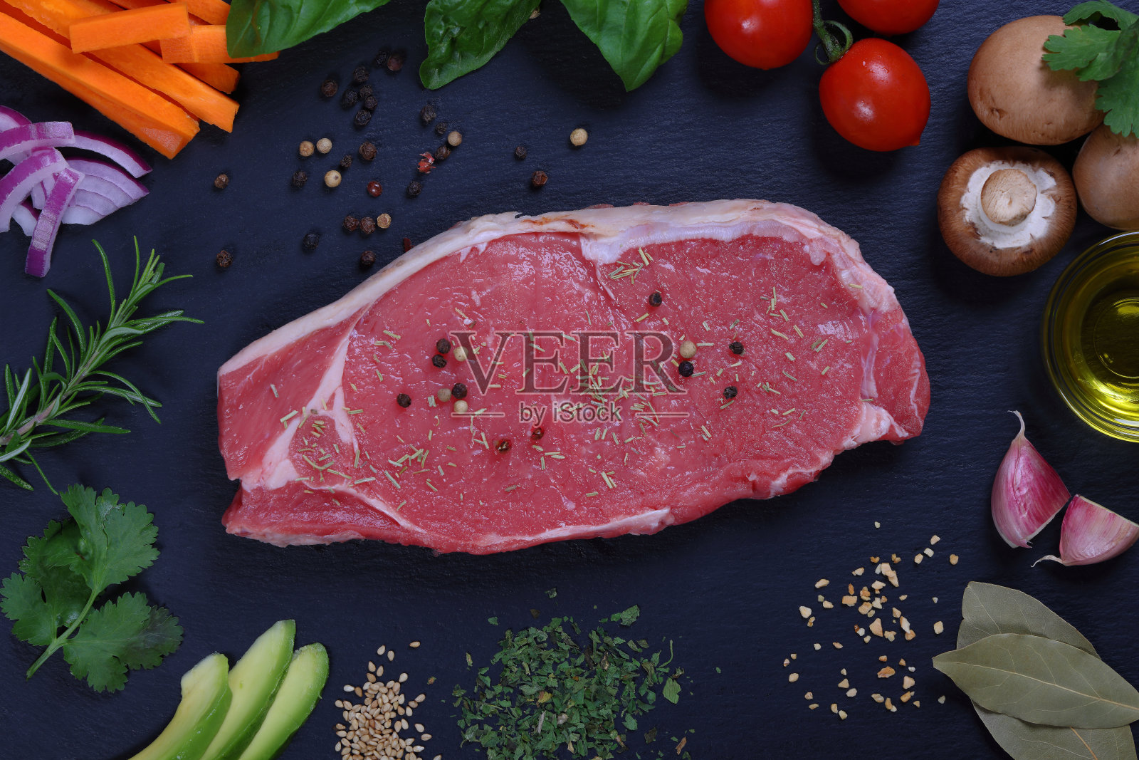 用蜂蜜腌制的牛柳，准备空气煎炸照片摄影图片