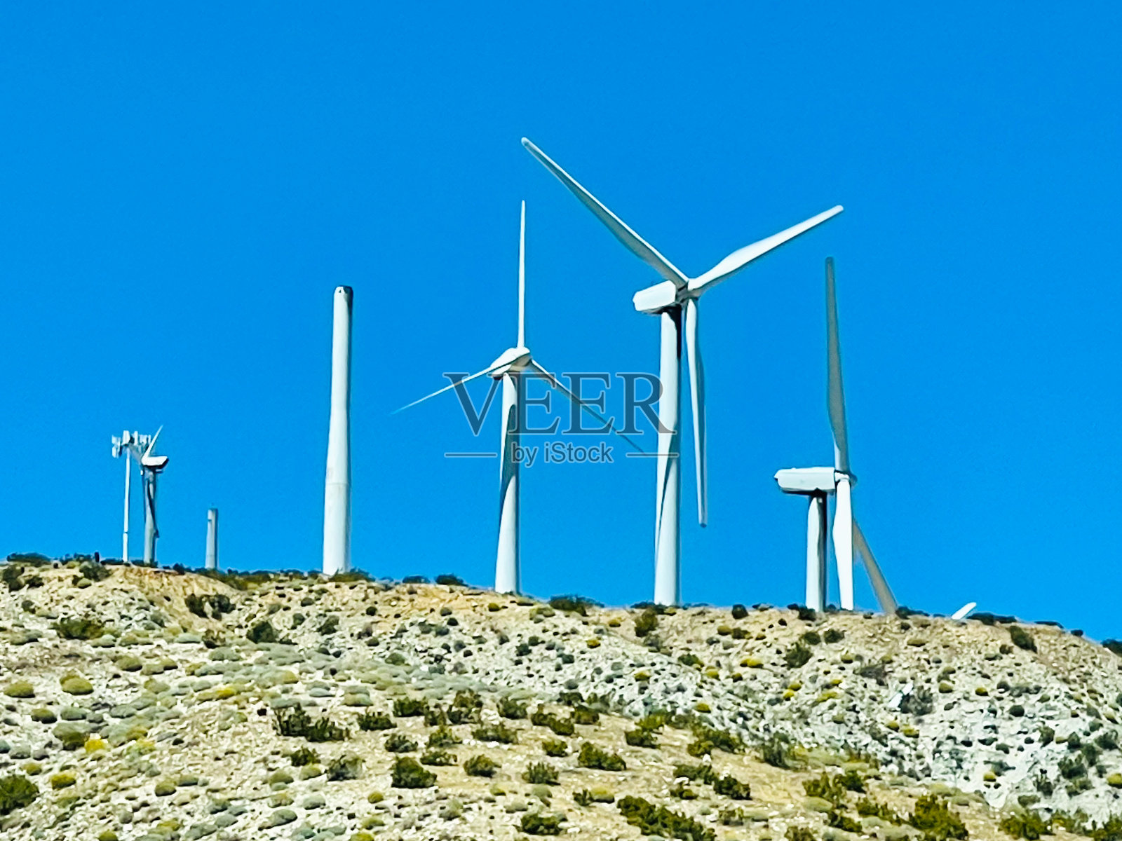 风力涡轮机在南加州沙漠中产生能源照片摄影图片