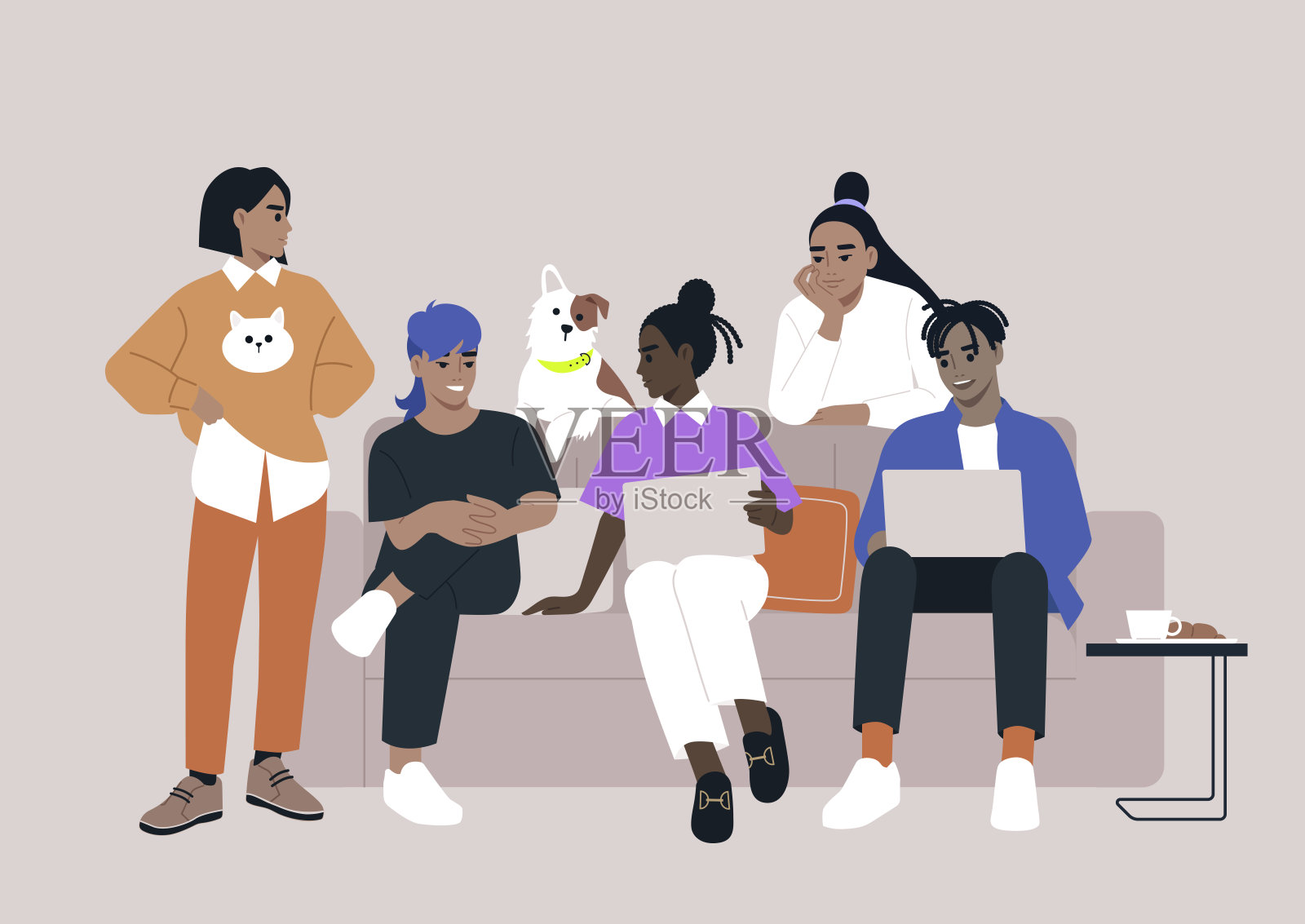 一群活泼的年轻人坐在舒适的沙发上聊天，在笔记本电脑上工作，一只顽皮的狗陪伴着他们插画图片素材