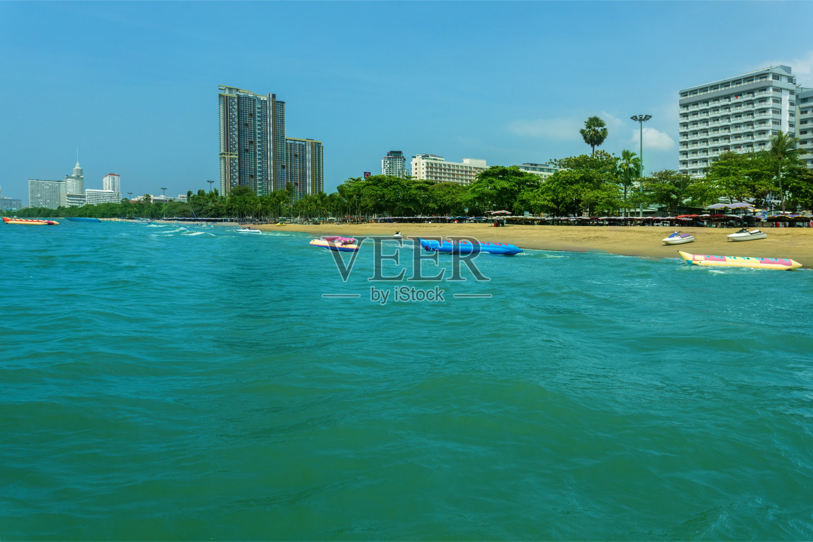 泰国芭堤雅的仲天海滩。泰国的休闲度假胜地。照片摄影图片