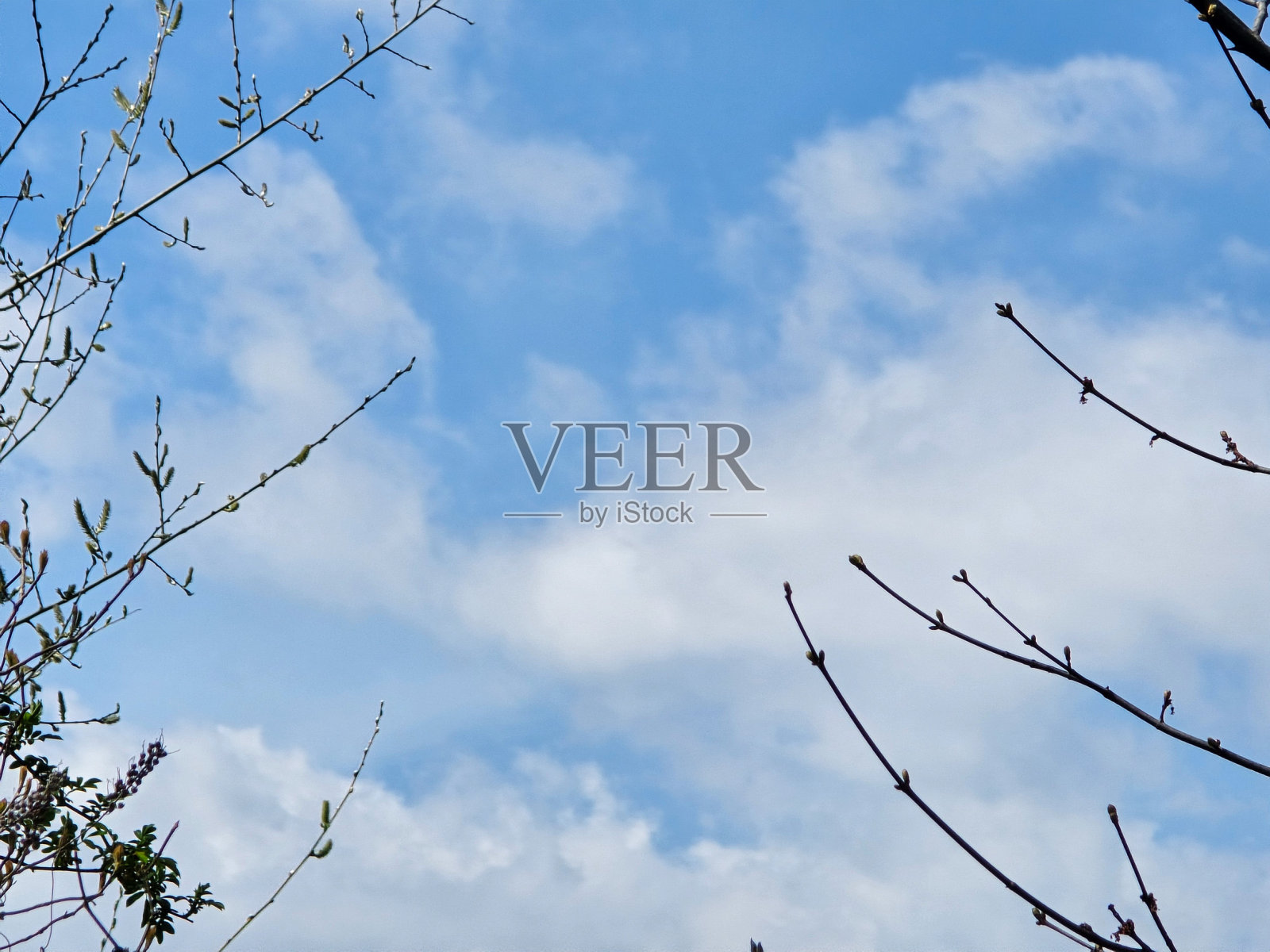 多云的春日天空照片摄影图片