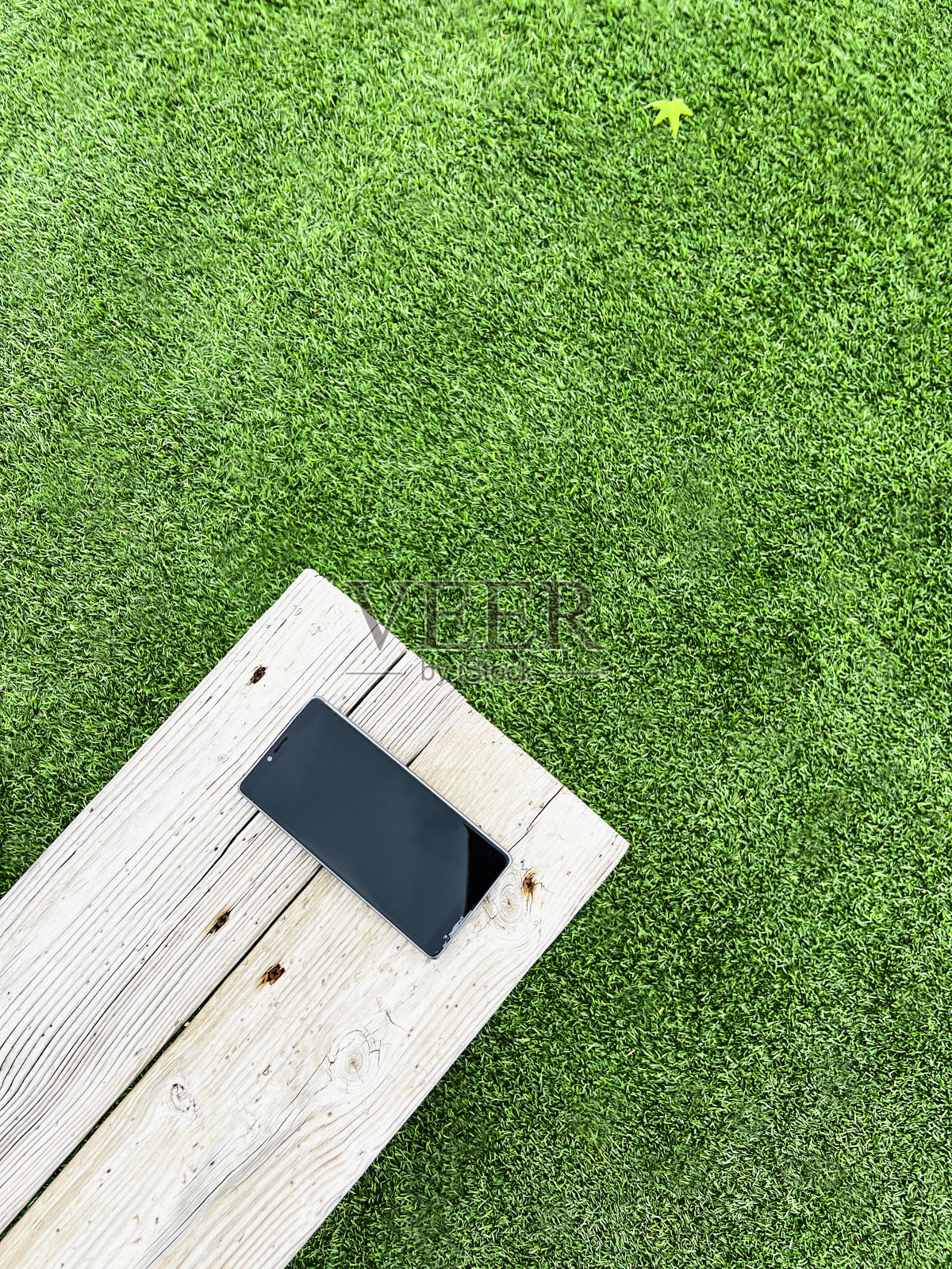 木凳边上放着一部手机照片摄影图片