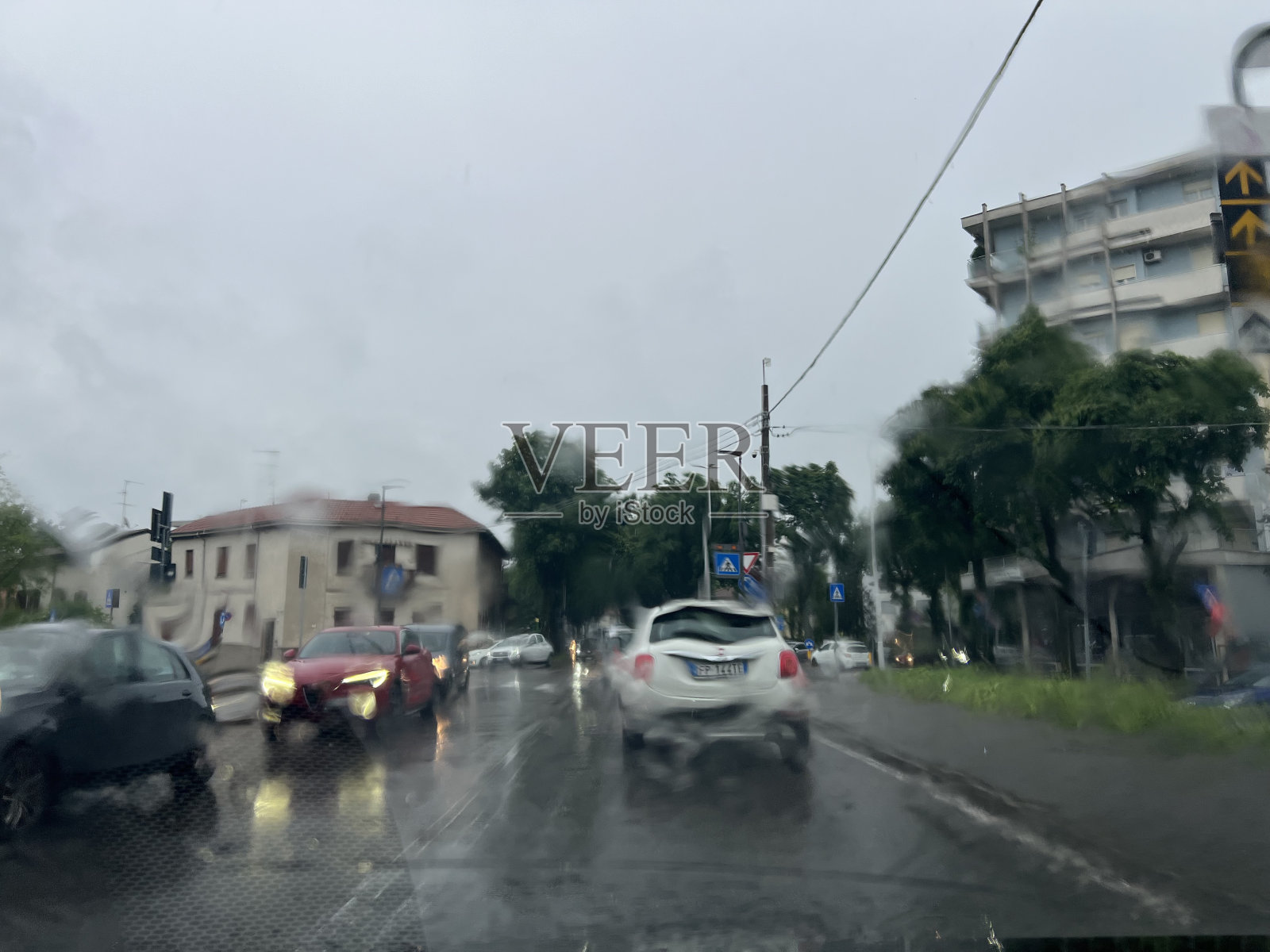 在雷雨倾盆大雨中开车照片摄影图片