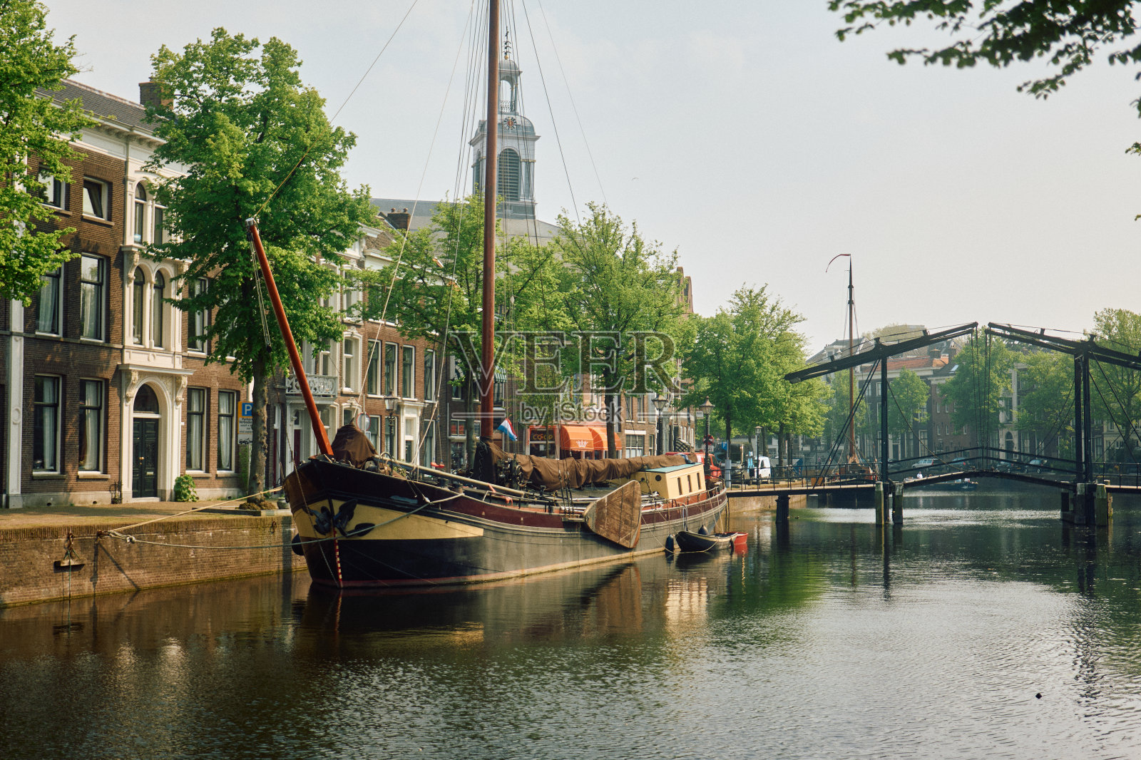 荷兰斯希丹的运河和运河房屋照片摄影图片