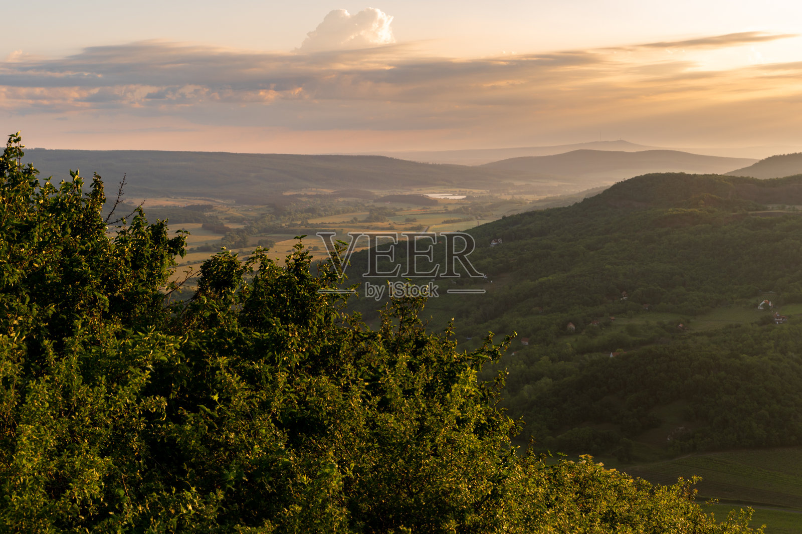 从Csobánc山上看日出时的巴拉顿高地照片摄影图片