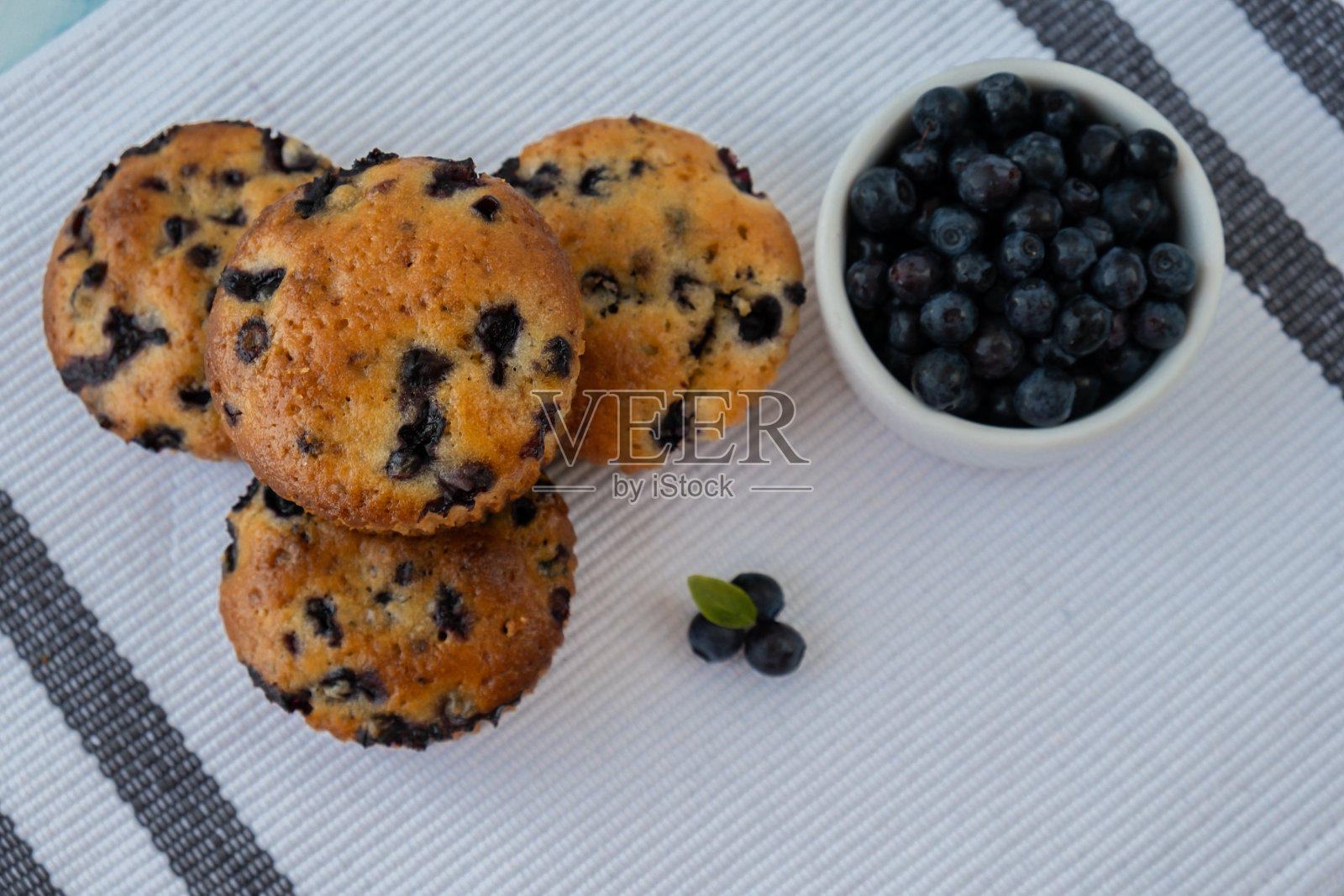 自制烤蓝莓松饼配新鲜黑莓。美味的糕点，甜美的纸杯蛋糕甜点。有机浆果的浆果派纸杯蛋糕。由替代面粉制成的无麸质保健配方照片摄影图片