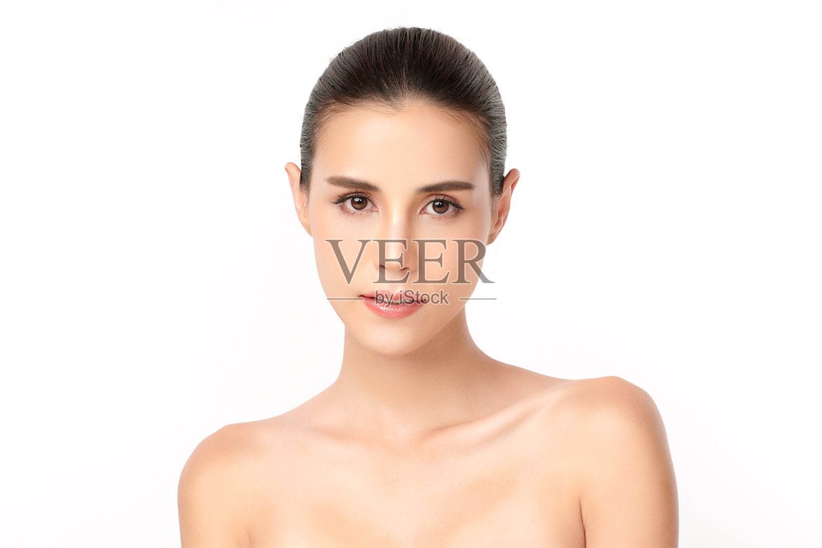 美丽年轻的亚洲女性，干净清新的皮肤在白色的背景，面部护理，面部护理，美容，美容和水疗，亚洲女性肖像。照片摄影图片