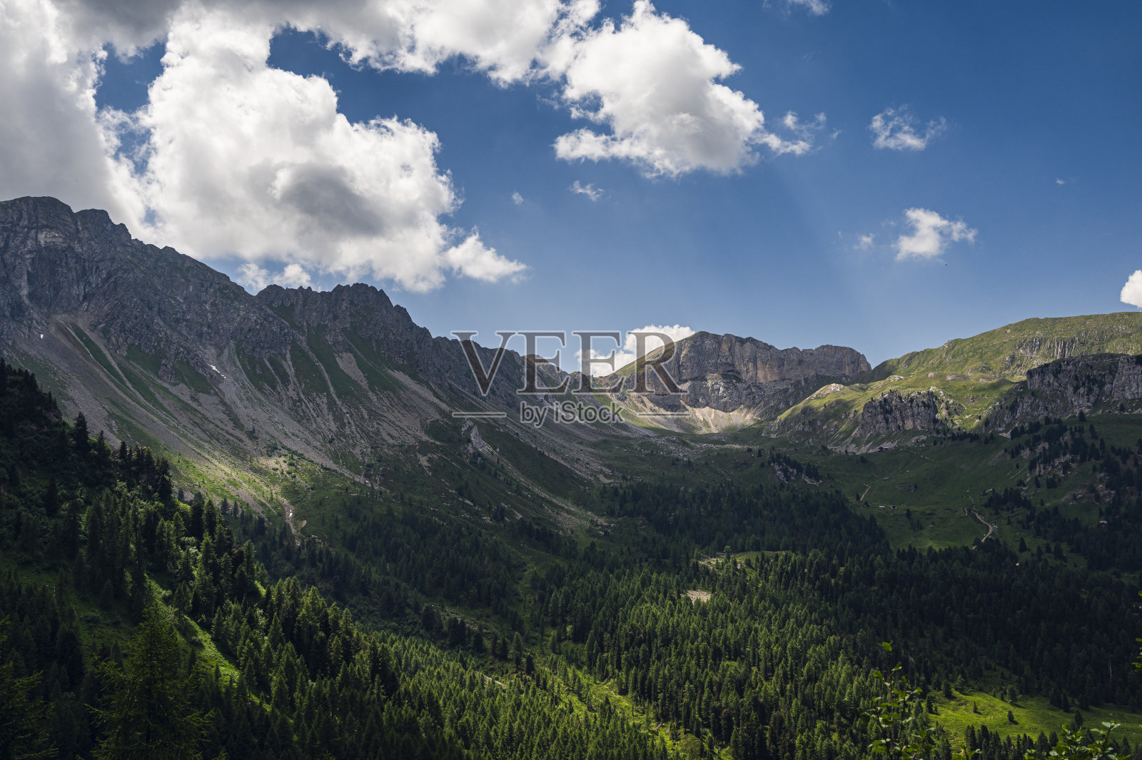 沿着通往意大利多洛米蒂Passo delle Selle小径的自然风光照片摄影图片