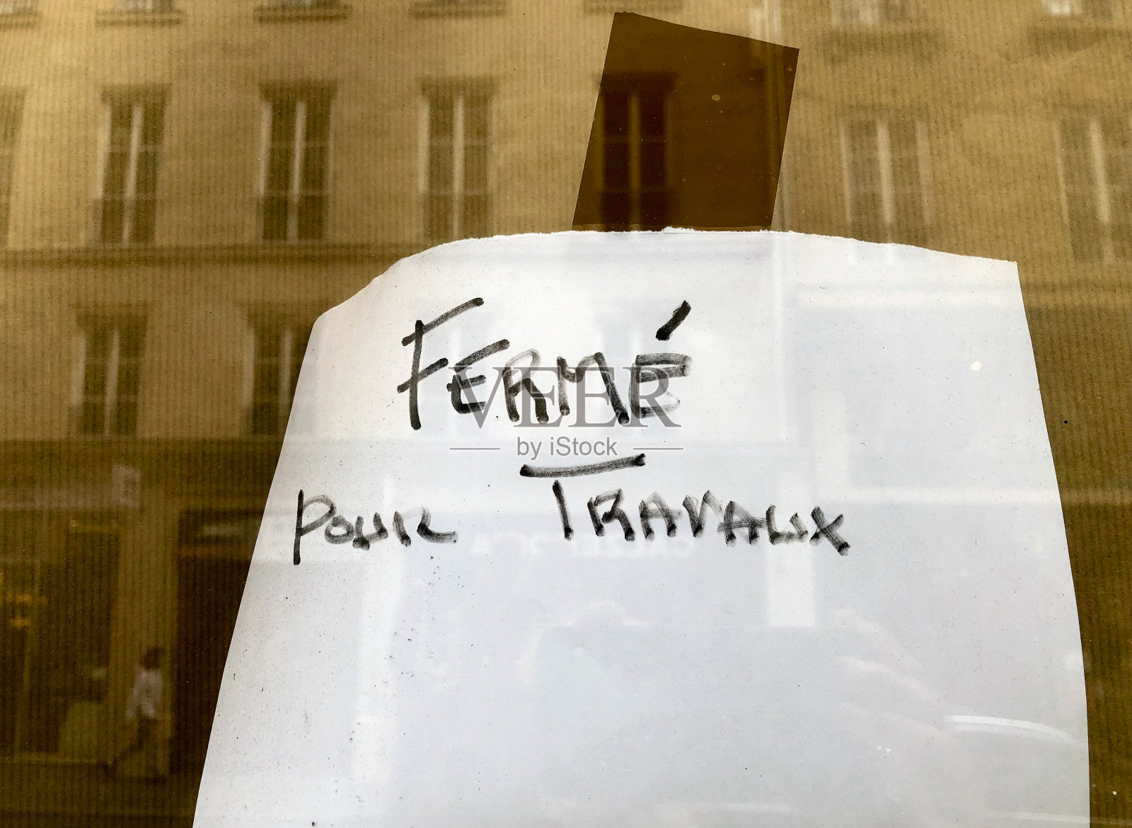 法国，巴黎:“关闭装修”标志商店橱窗，反思照片摄影图片