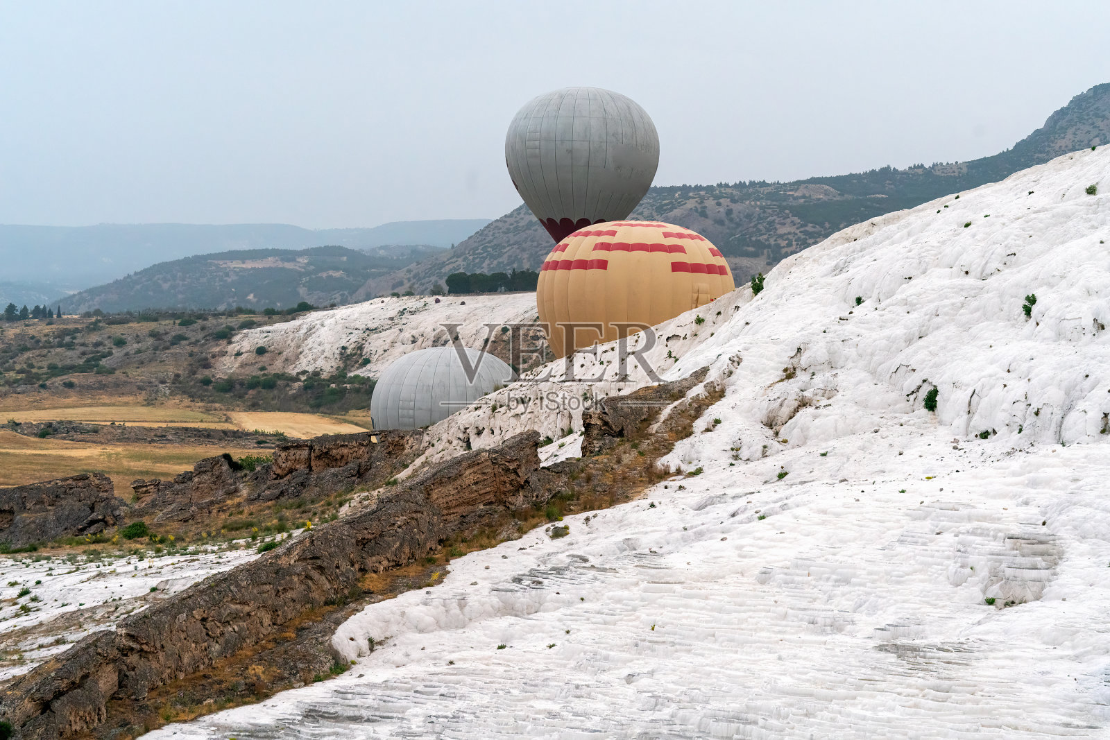 Pamukkale石灰华的热气球照片摄影图片