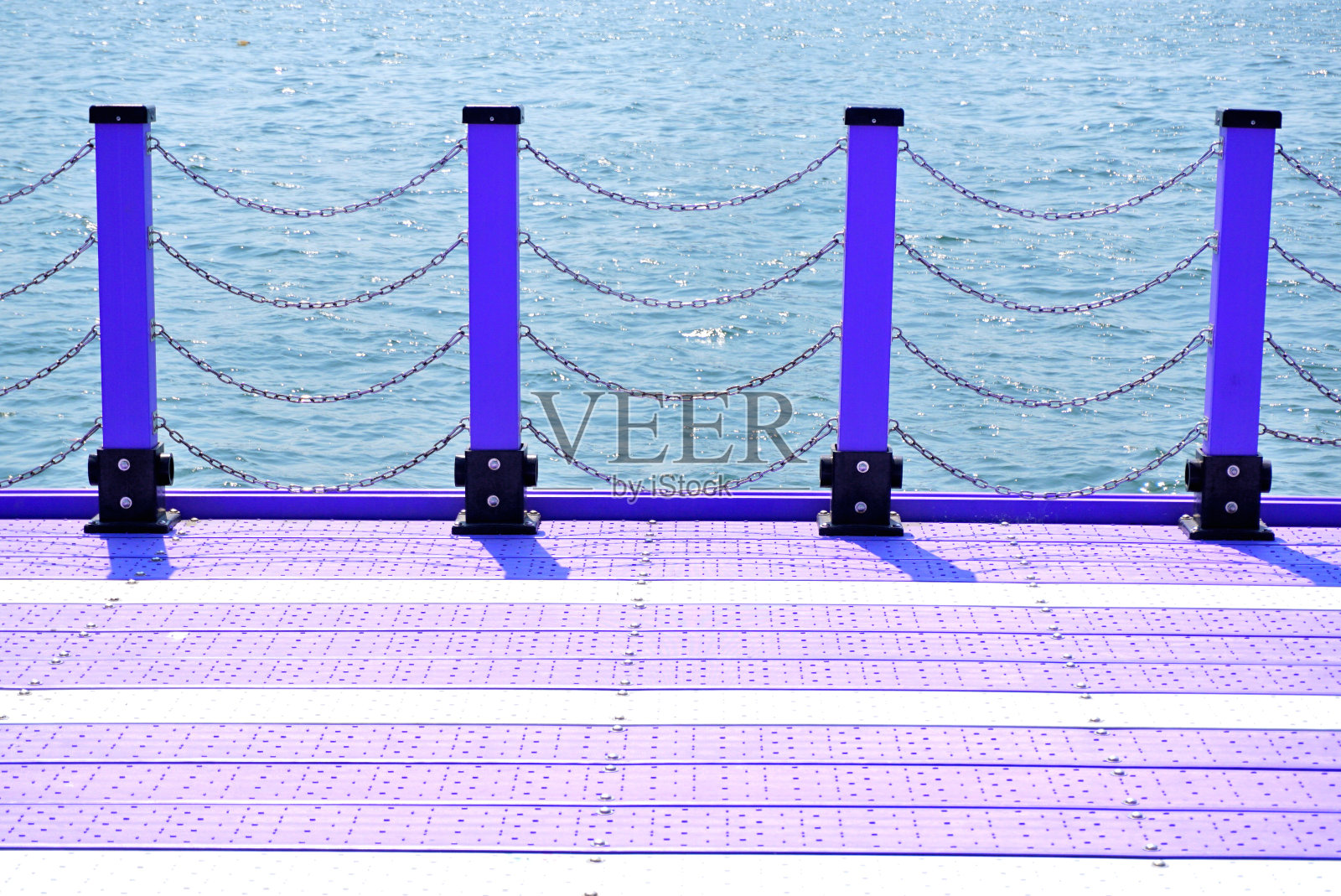 栏杆在筏与海的背景，链和杆子细节筏照片摄影图片