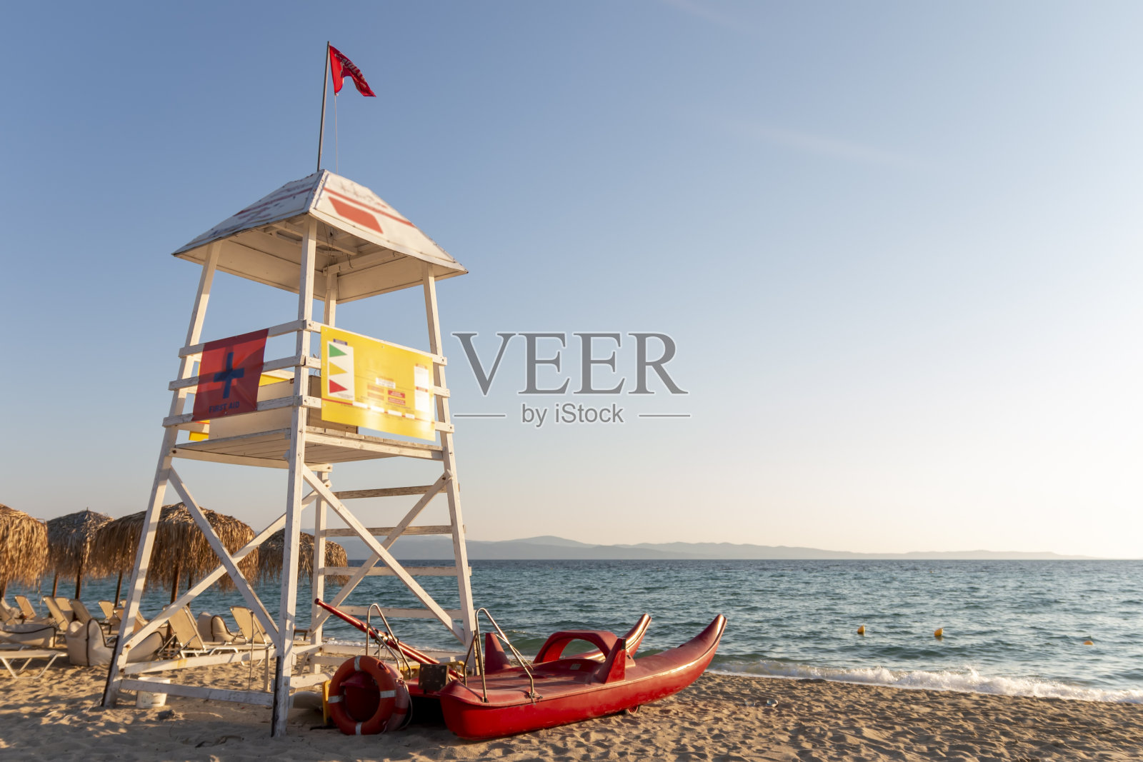 海滩上的救生员塔。安全泳滩概念照片摄影图片