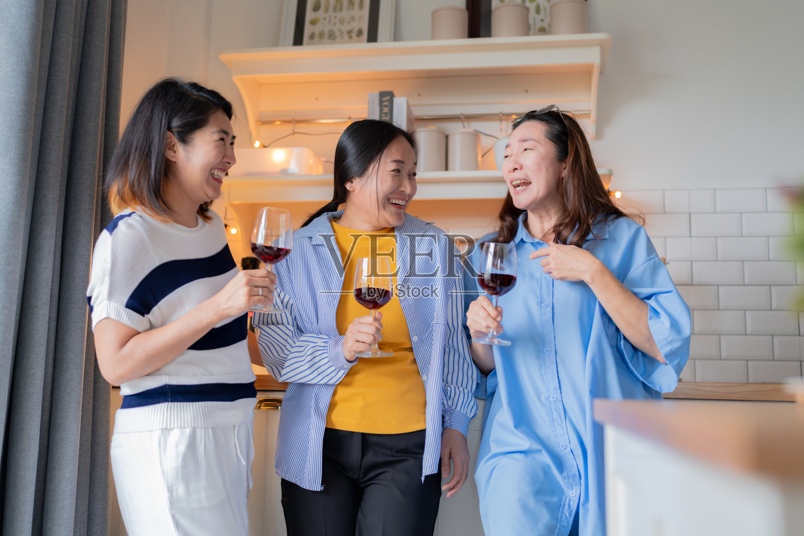 好老朋友拜访家亚洲成熟女性朋友谈话站在厨房积极的谈话良好的关系友谊团聚家拜访随意放松手握酒杯在家里好气氛照片摄影图片