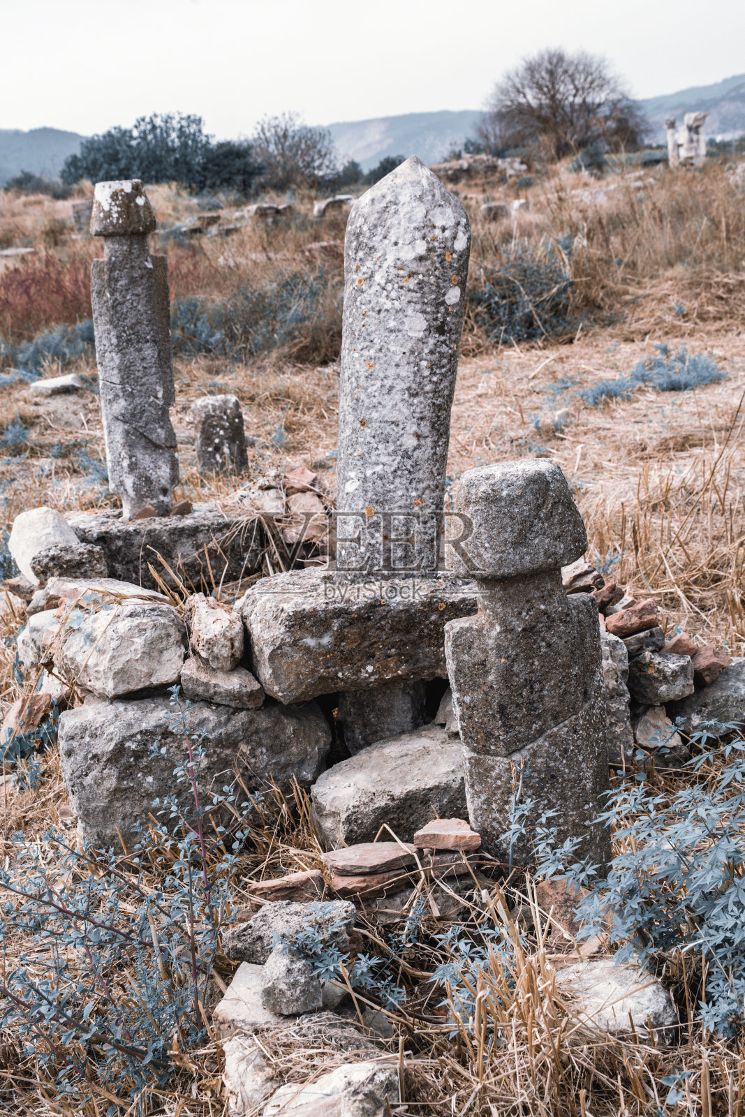 被侵蚀的中世纪穆斯林墓碑矗立在镁岛的考古遗址中，在开阔的天空下永恒不变。艾丁，土耳其(土耳其语)照片摄影图片